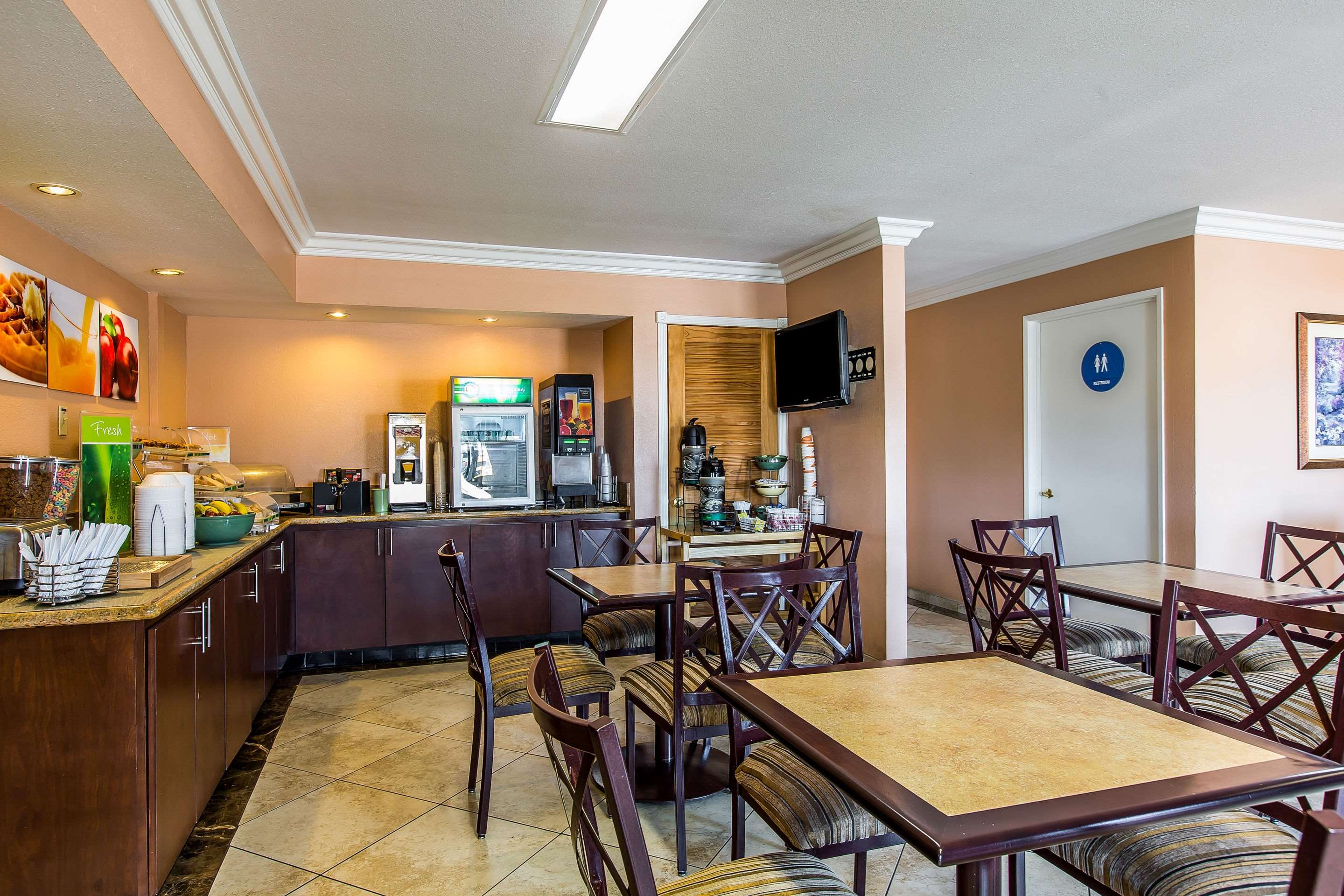 Breakfast area | Quality Inn Lake Elsinore