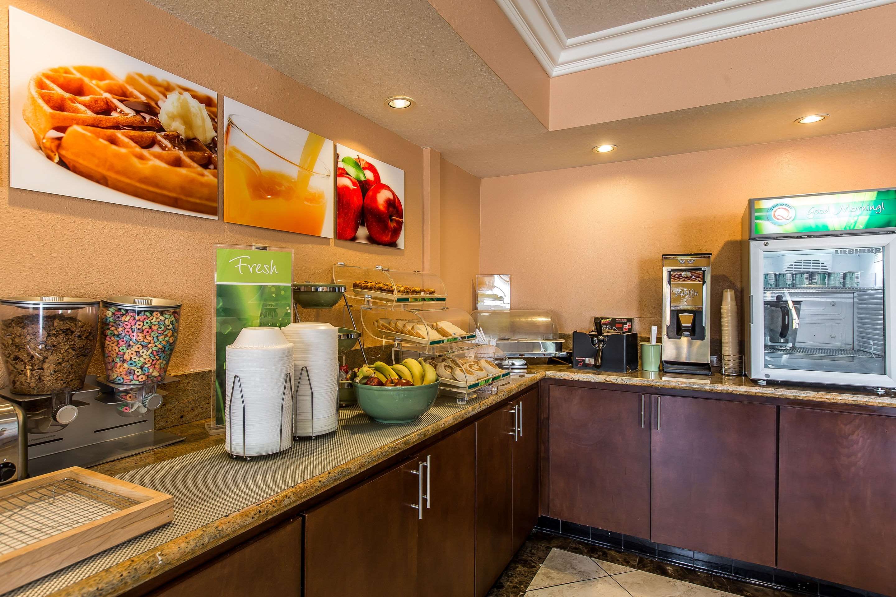 Breakfast area | Quality Inn Lake Elsinore