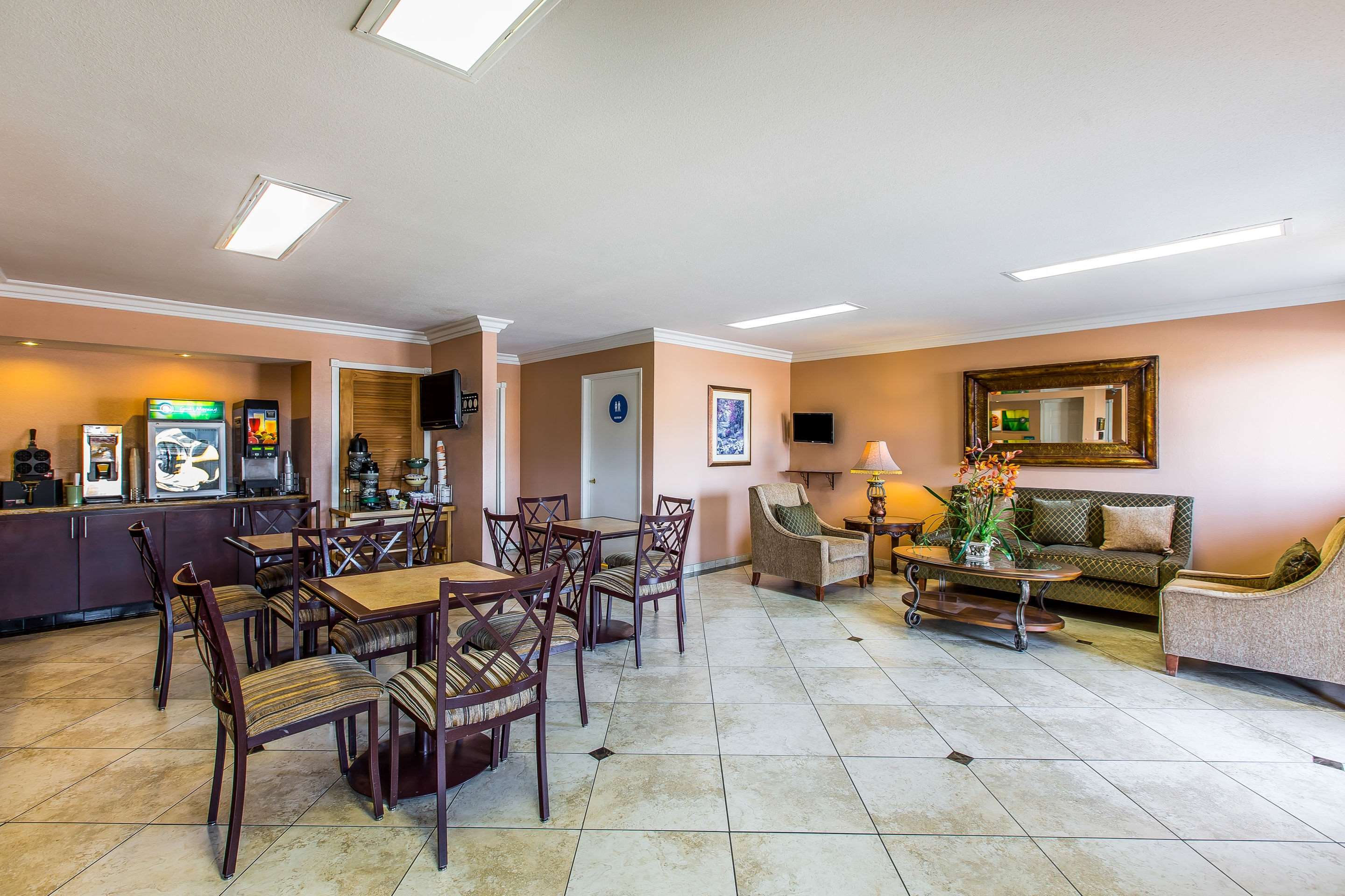 Breakfast area | Quality Inn Lake Elsinore