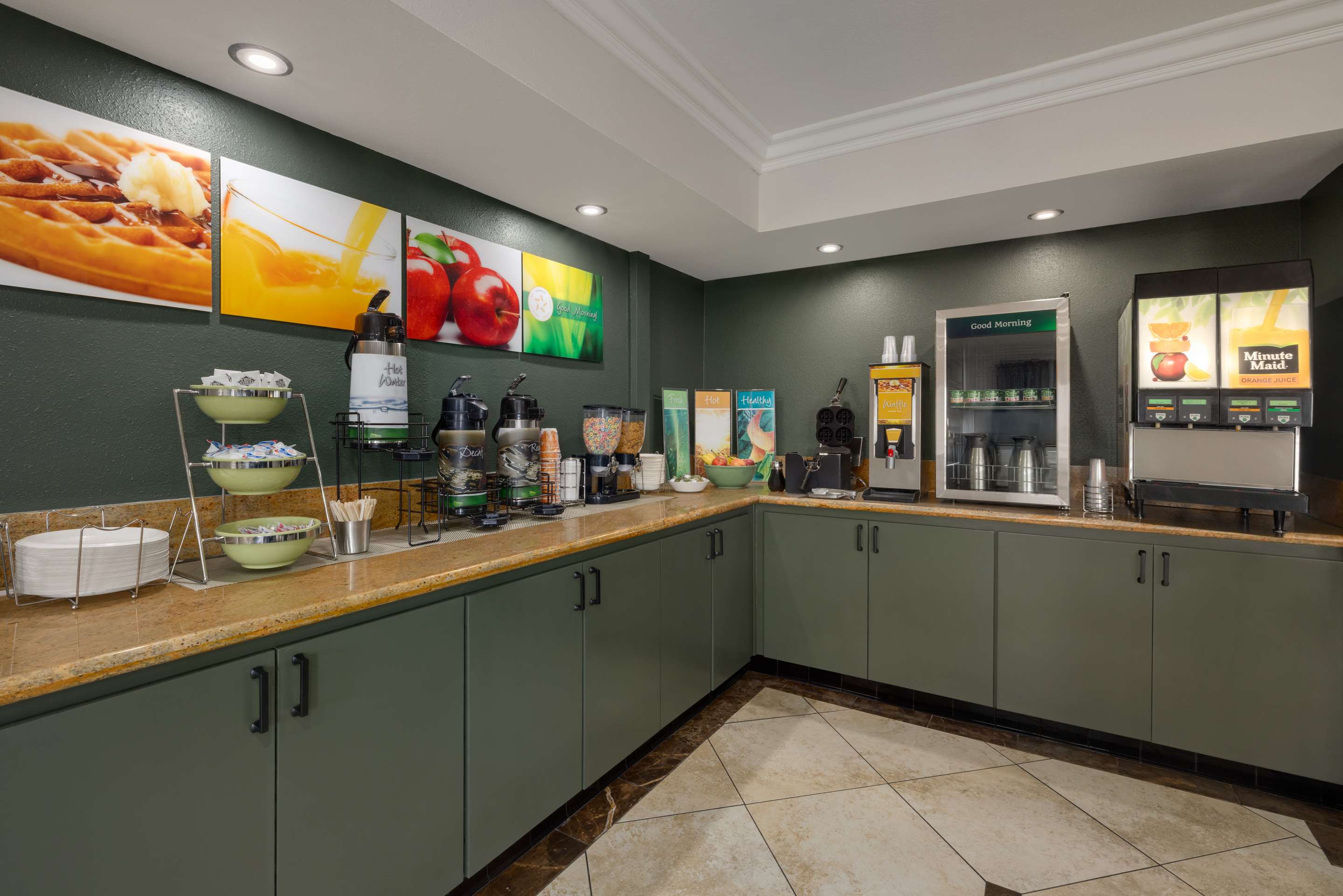 Breakfast area | Quality Inn Lake Elsinore