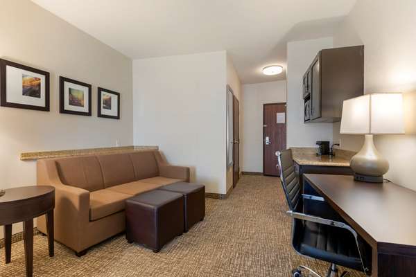 Suite - Comfort Suites Airport Ontario