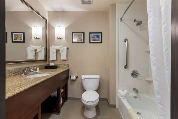 Suite - Comfort Suites Airport Ontario