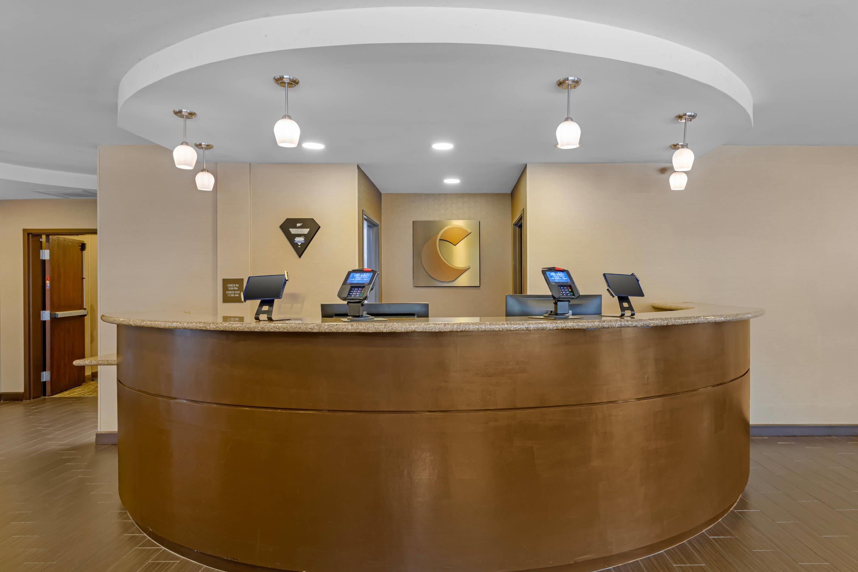 Front desk | Comfort Suites Ontario Airport Convention Center