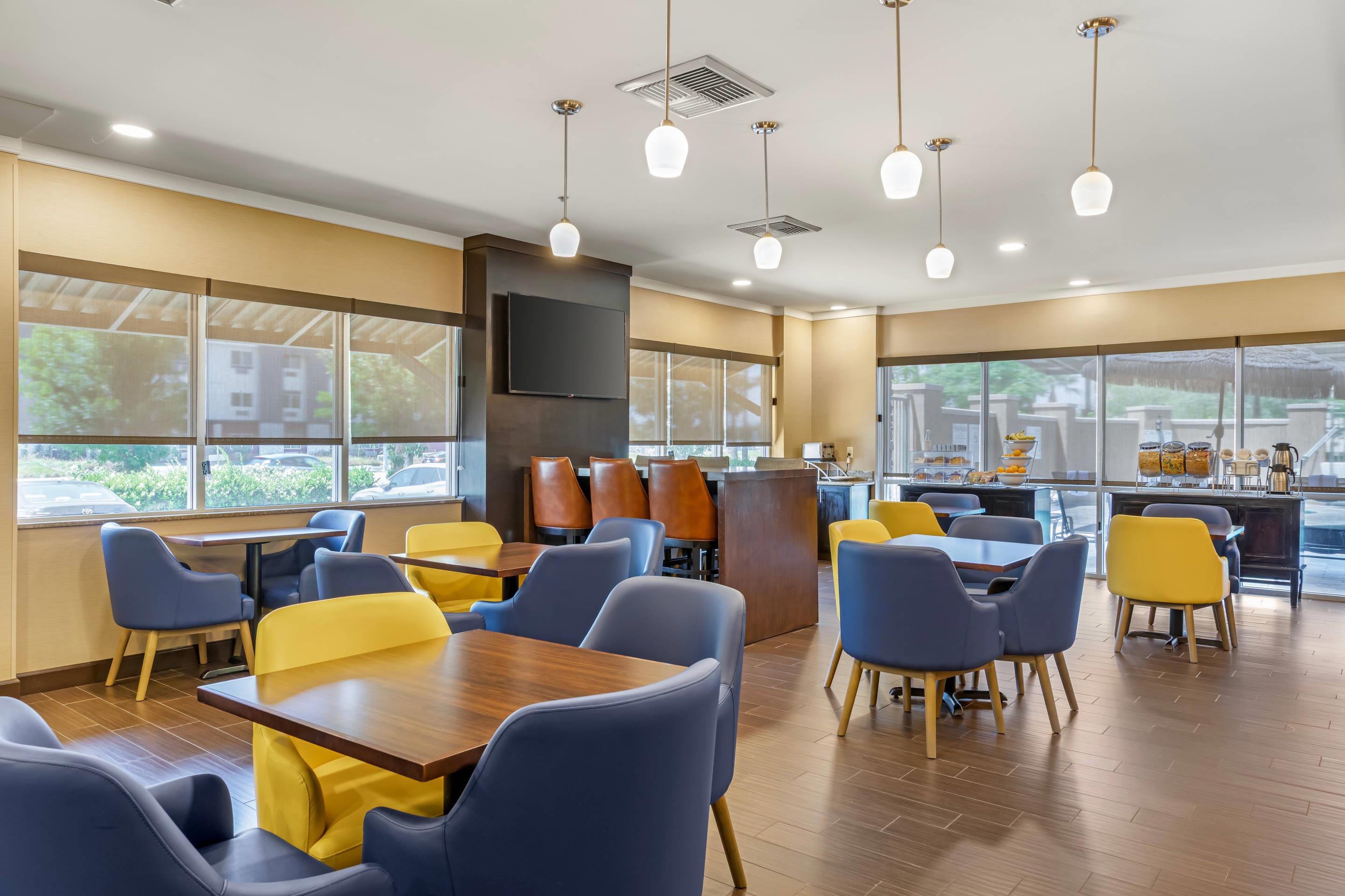 Breakfast area | Comfort Suites Ontario Airport Convention Center
