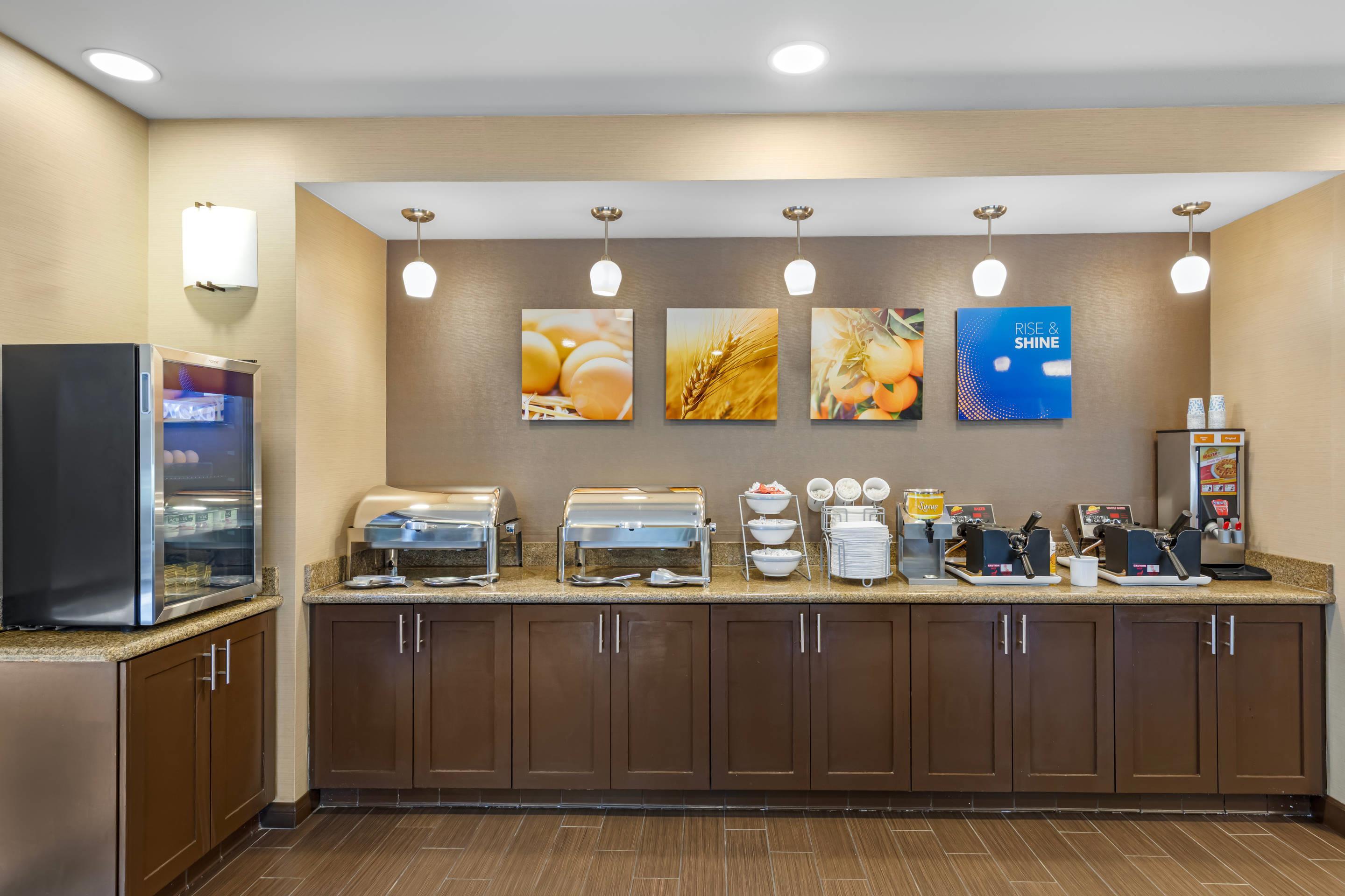 Breakfast area | Comfort Suites Ontario Airport Convention Center