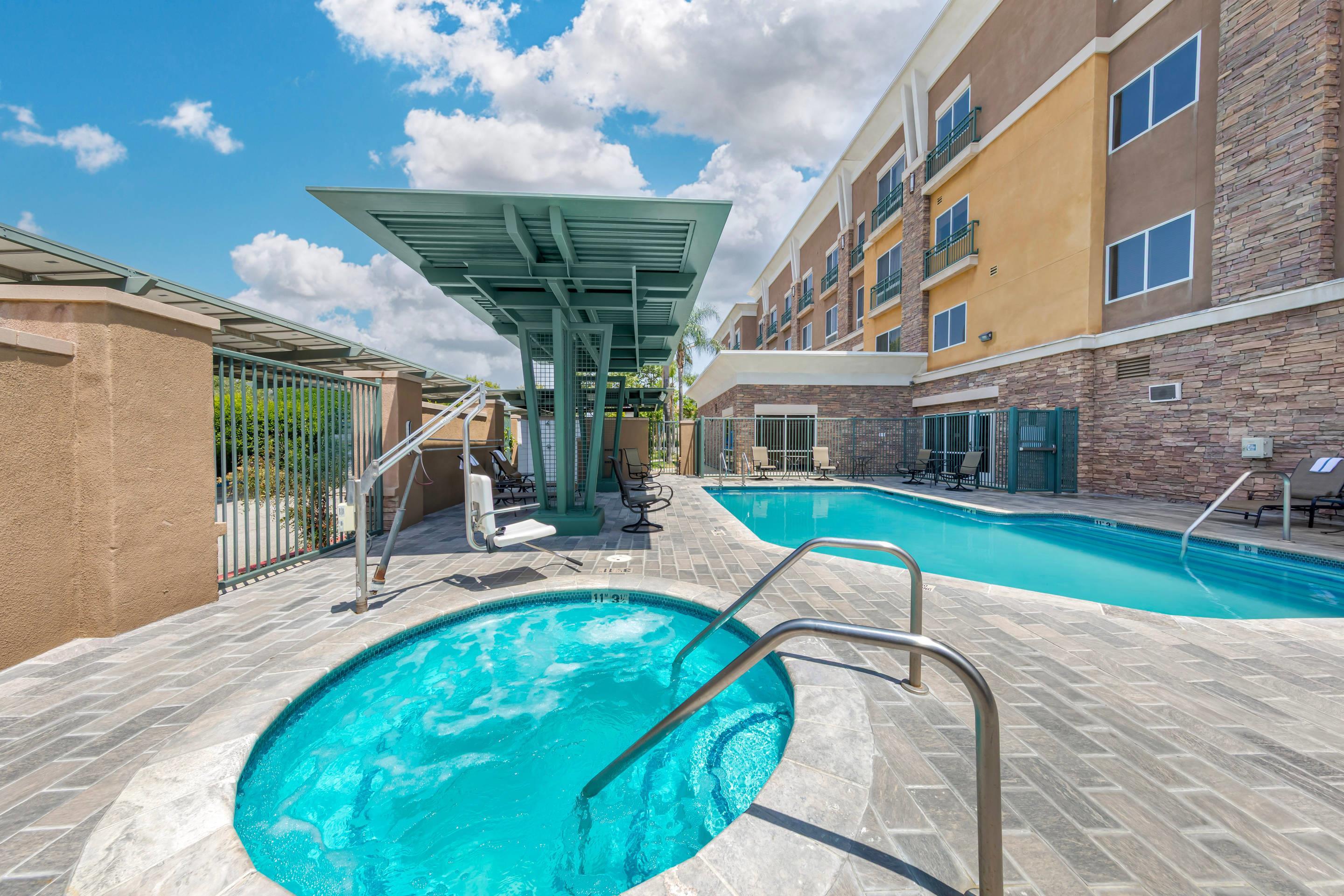 Outdoor pool | Comfort Suites Ontario Airport Convention Center
