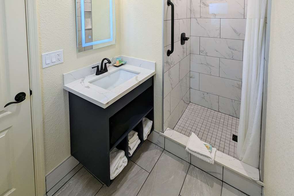 CLARION COLLECTION WILKIES INN PACI-guestroom-Guest Room,Bathroom,On-Site.jpg