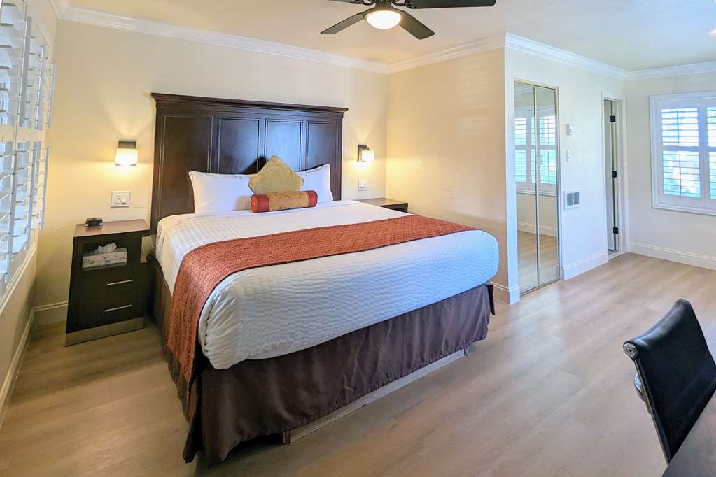 CLARION COLLECTION WILKIES INN PACI-guestroom-Guest Room,On-Site.jpg