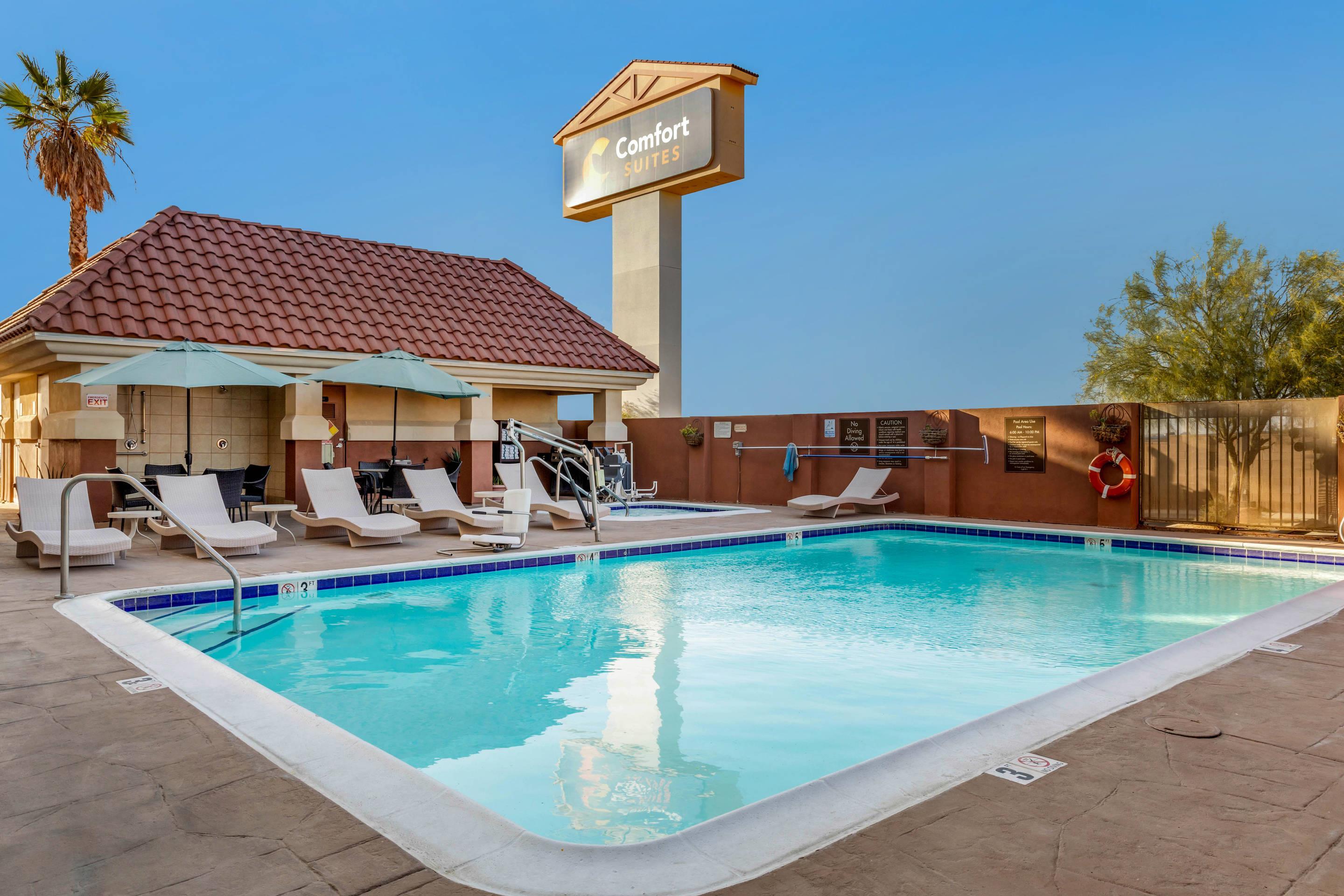 Outdoor pool | Comfort Suites Barstow near I-15