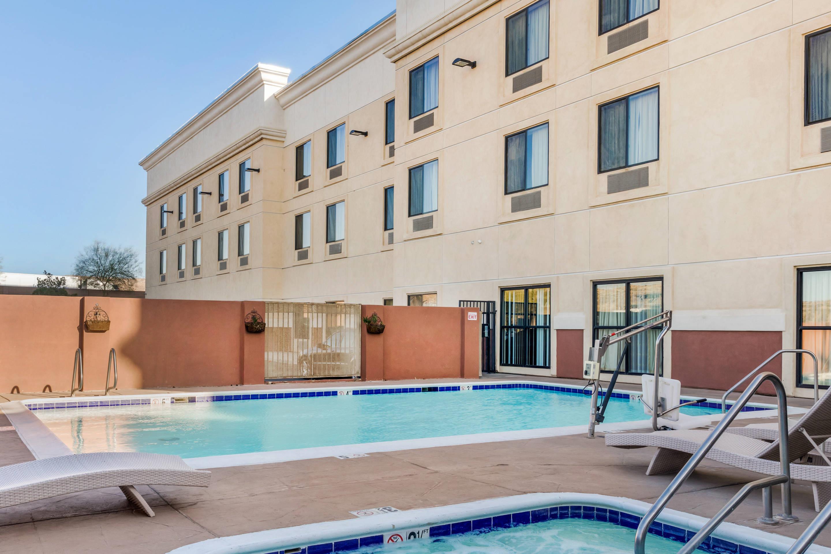 Outdoor pool and hot tub | Comfort Suites Barstow near I-15