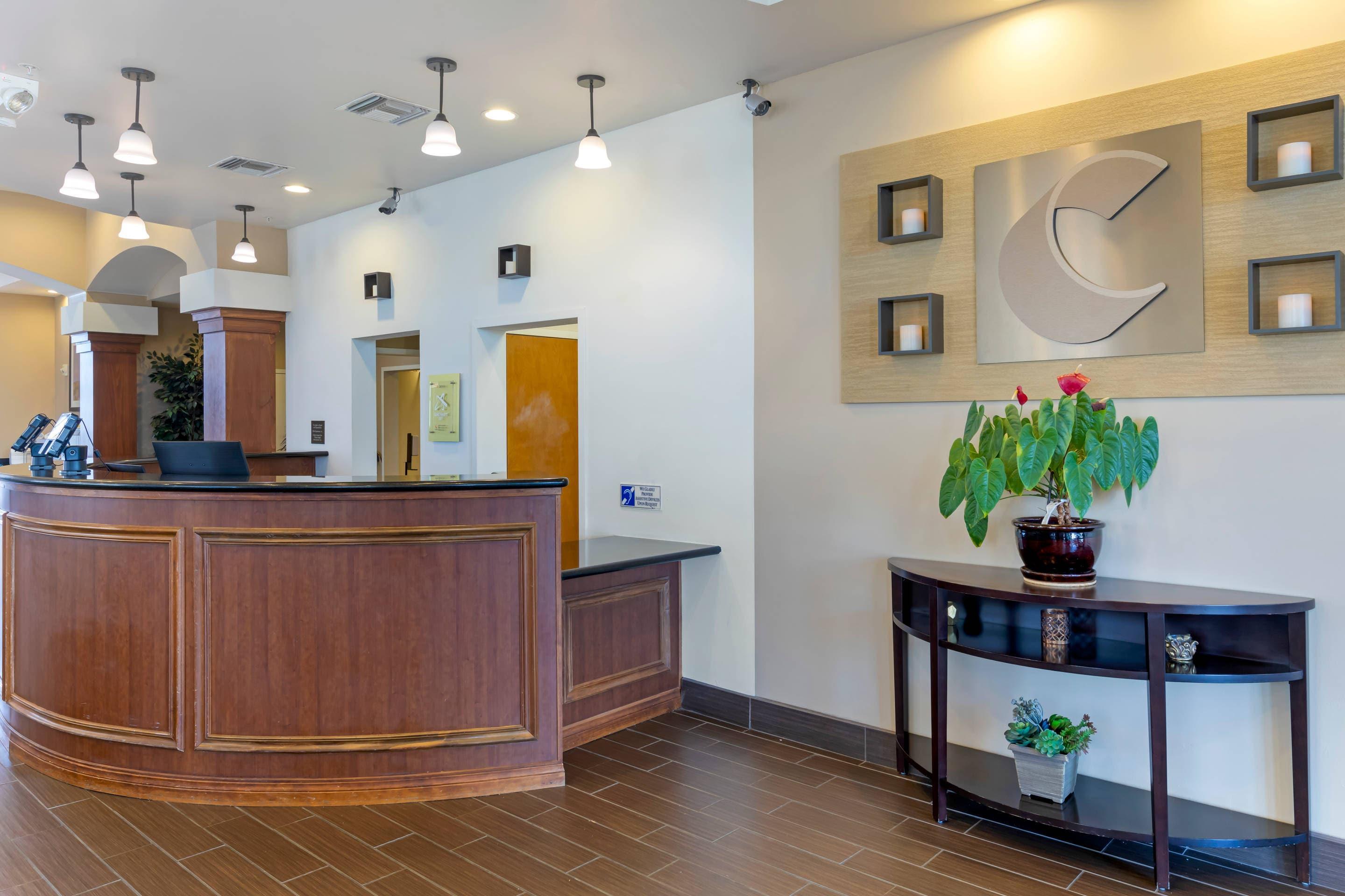 Front desk | Comfort Suites Barstow near I-15