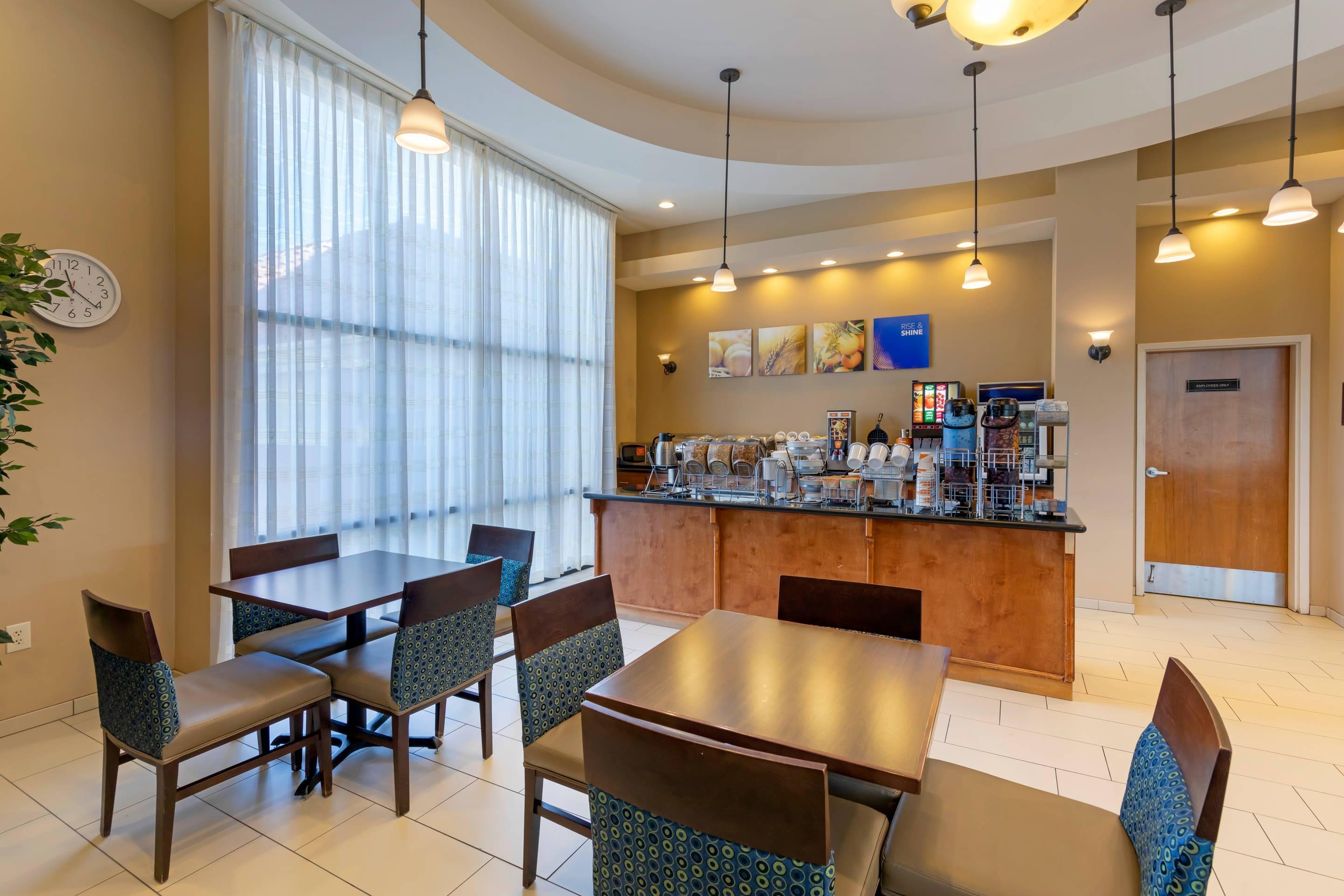 Breakfast area | Comfort Suites Barstow near I-15