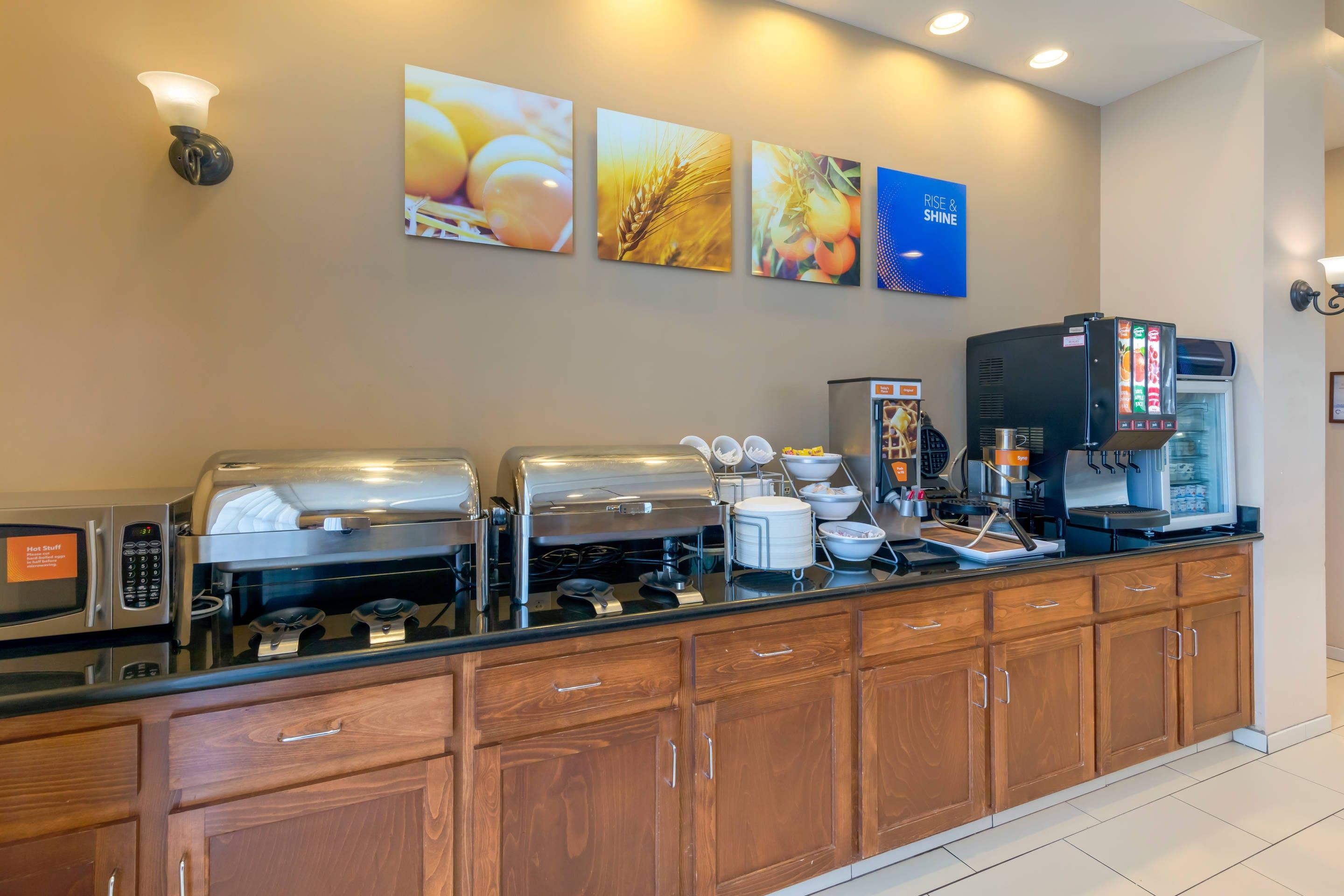 Breakfast area | Comfort Suites Barstow near I-15