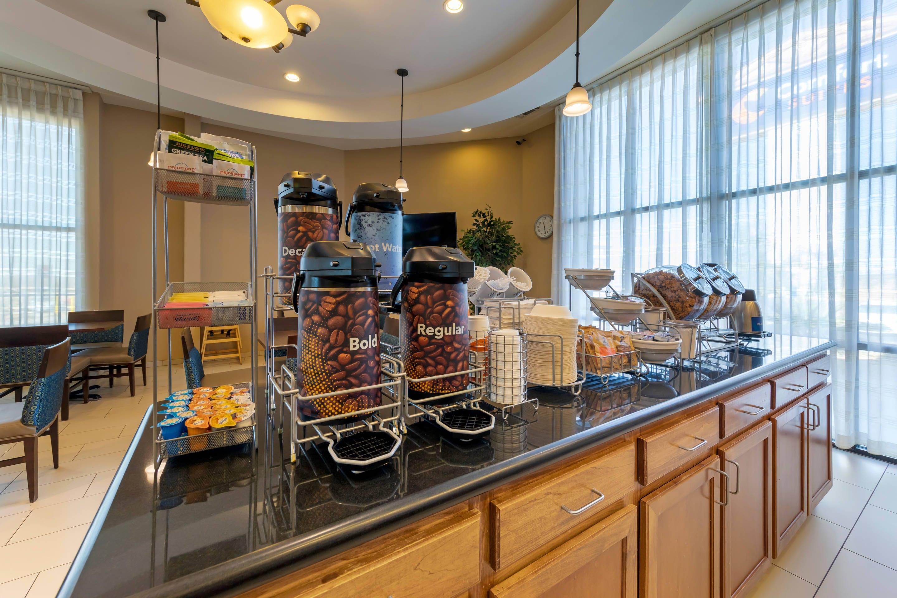 Breakfast area | Comfort Suites Barstow near I-15