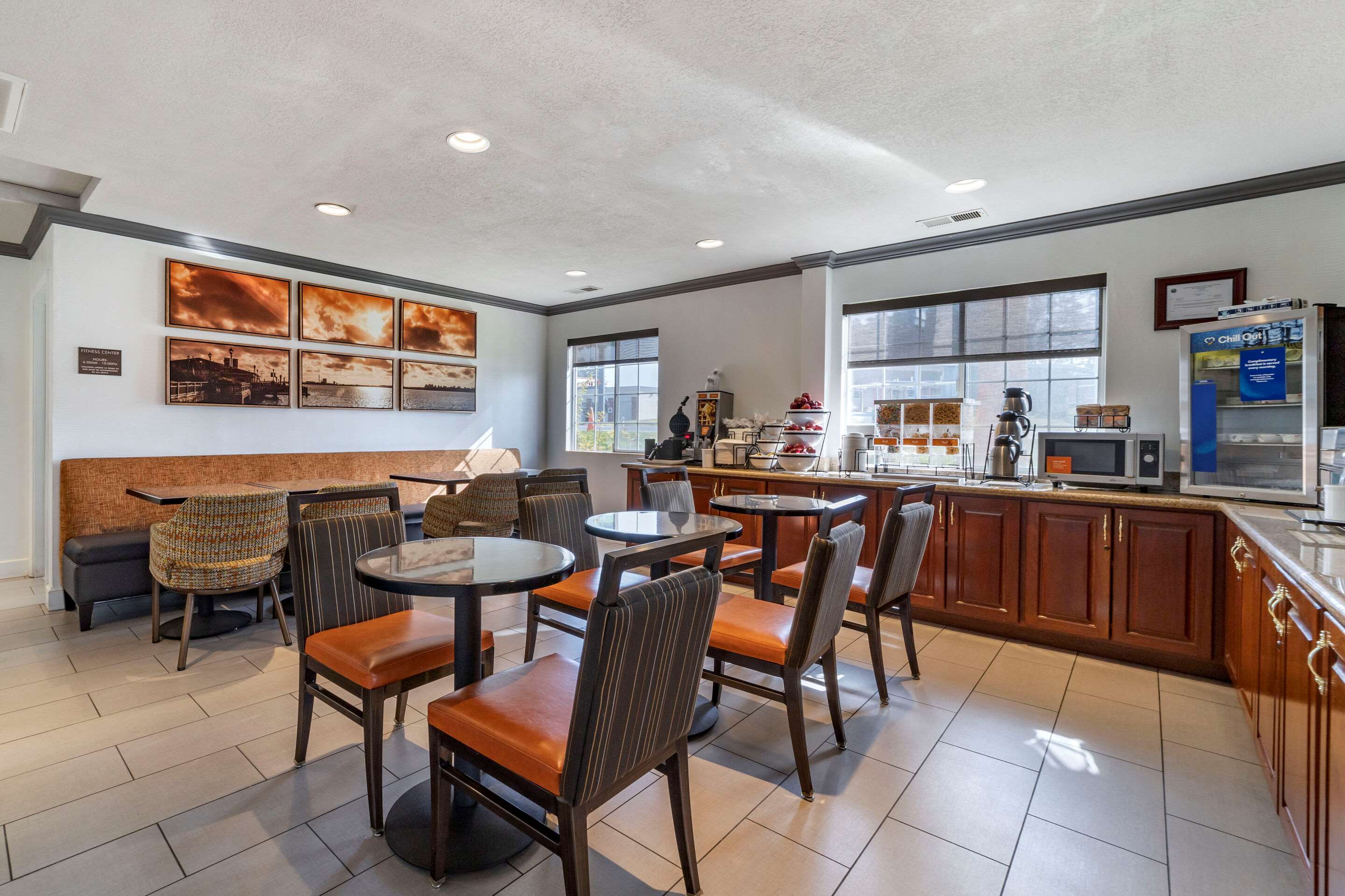Enjoy breakfast in this seating area | Comfort Inn Humboldt Bay - Eureka