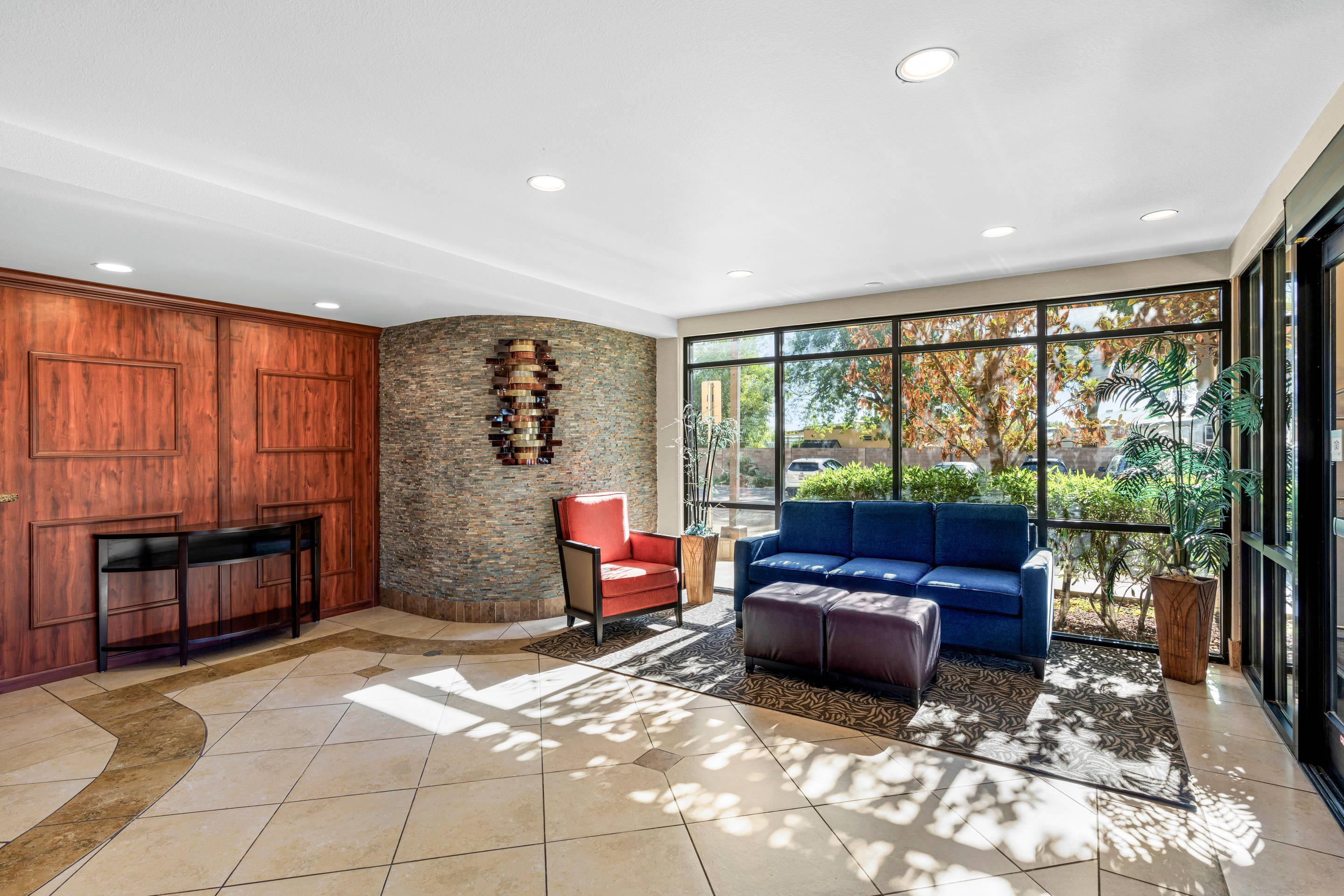 Hotel lobby | Comfort Suites Vacaville-Napa Valley Area