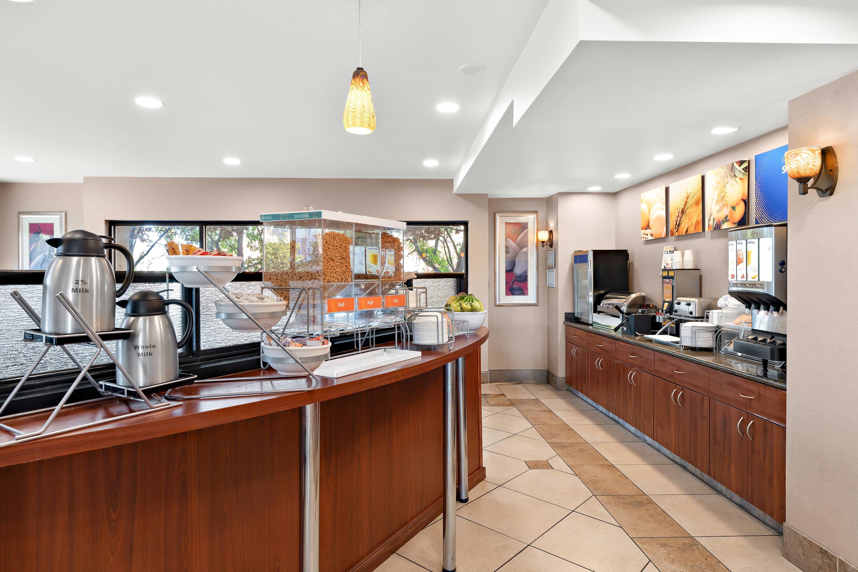 Breakfast area | Comfort Suites Vacaville-Napa Valley Area