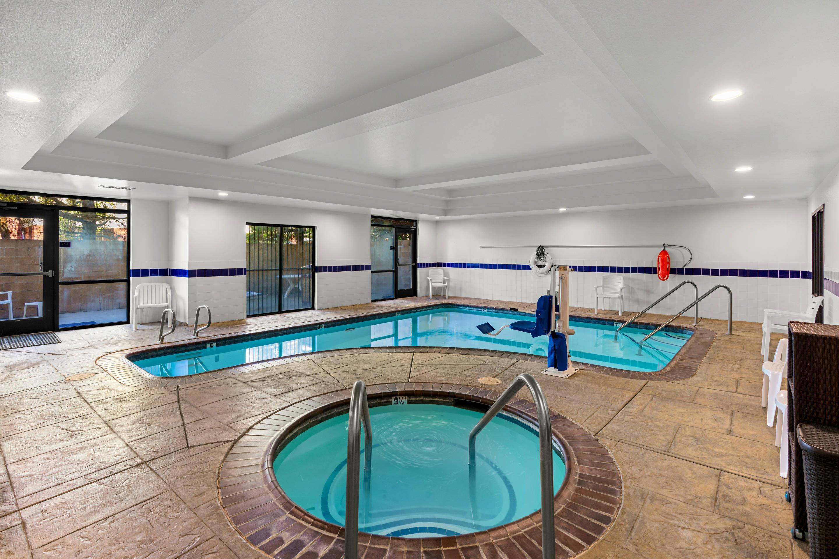 Indoor pool with hot tub | Comfort Suites Vacaville-Napa Valley Area