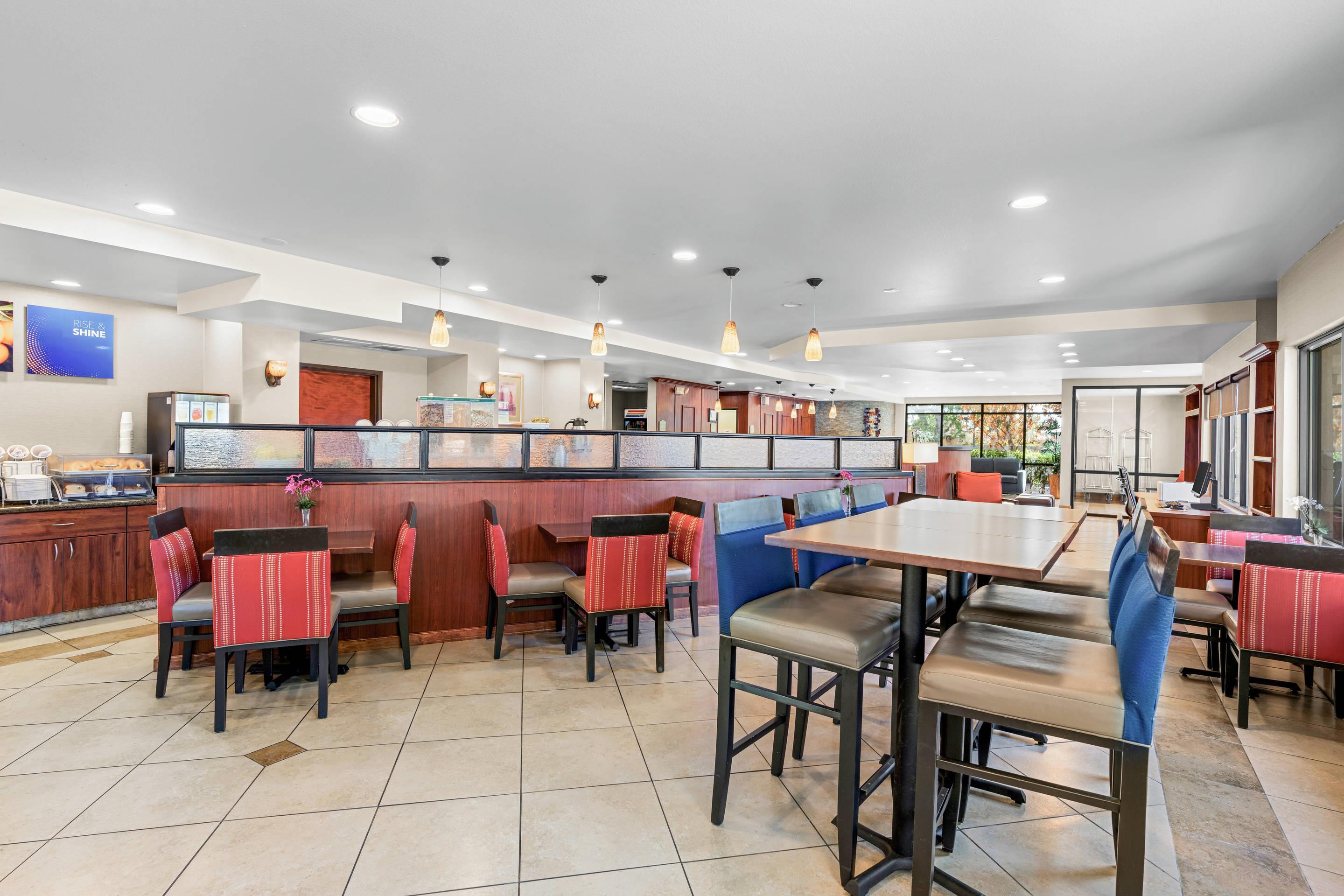 Breakfast area | Comfort Suites Vacaville-Napa Valley Area