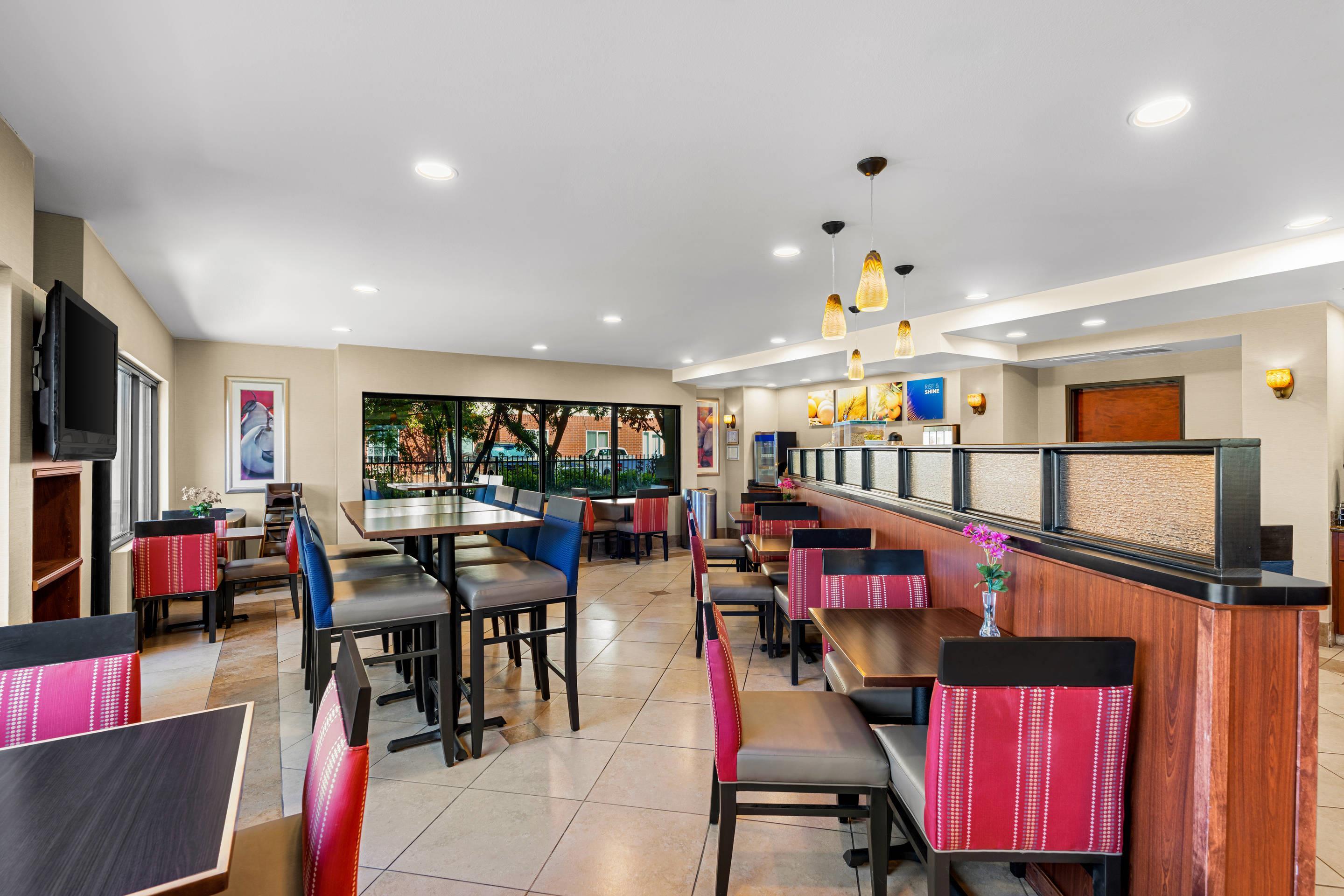Breakfast area | Comfort Suites Vacaville-Napa Valley Area
