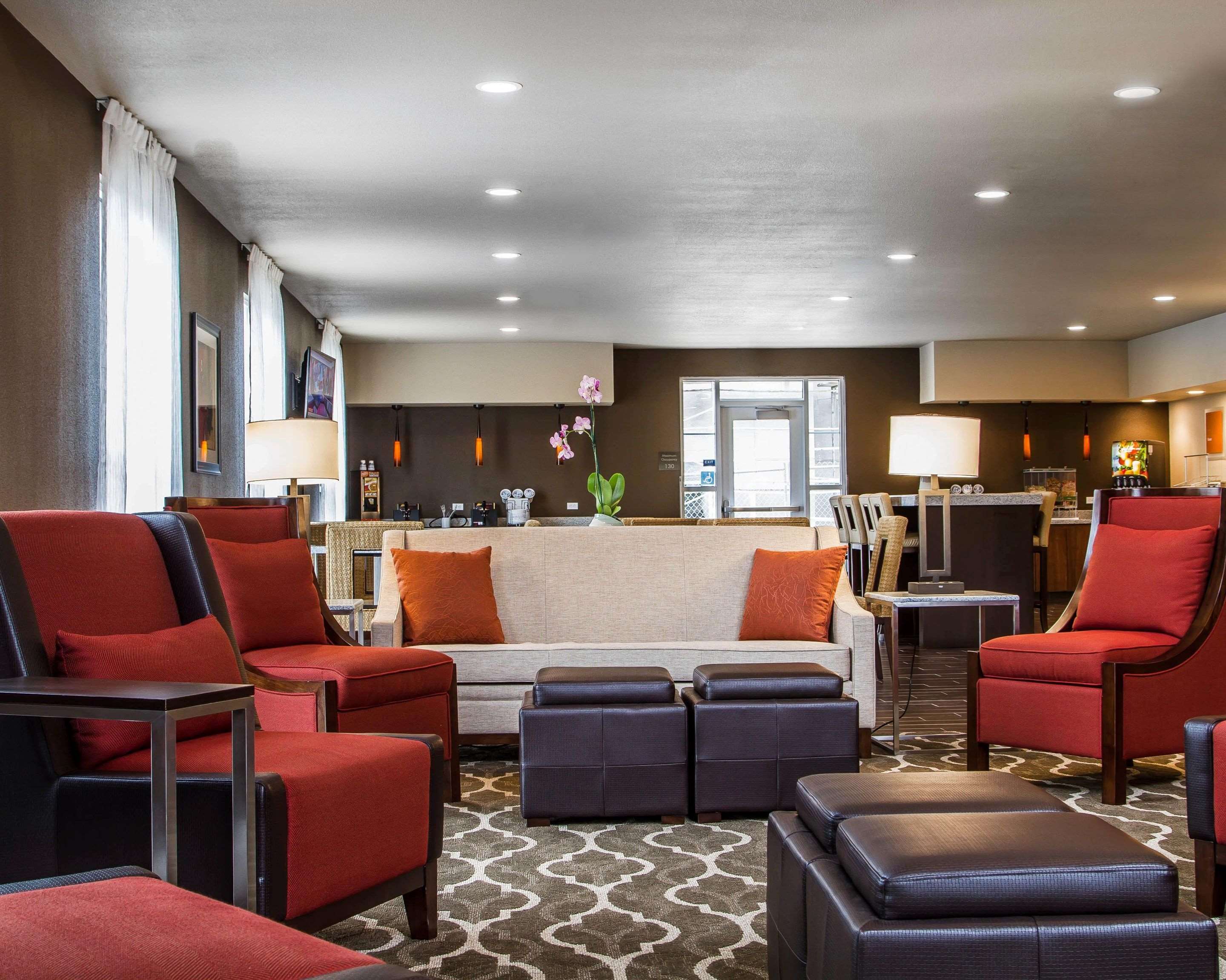Lobby with sitting area | Comfort Suites Woodland - Sacramento Airport