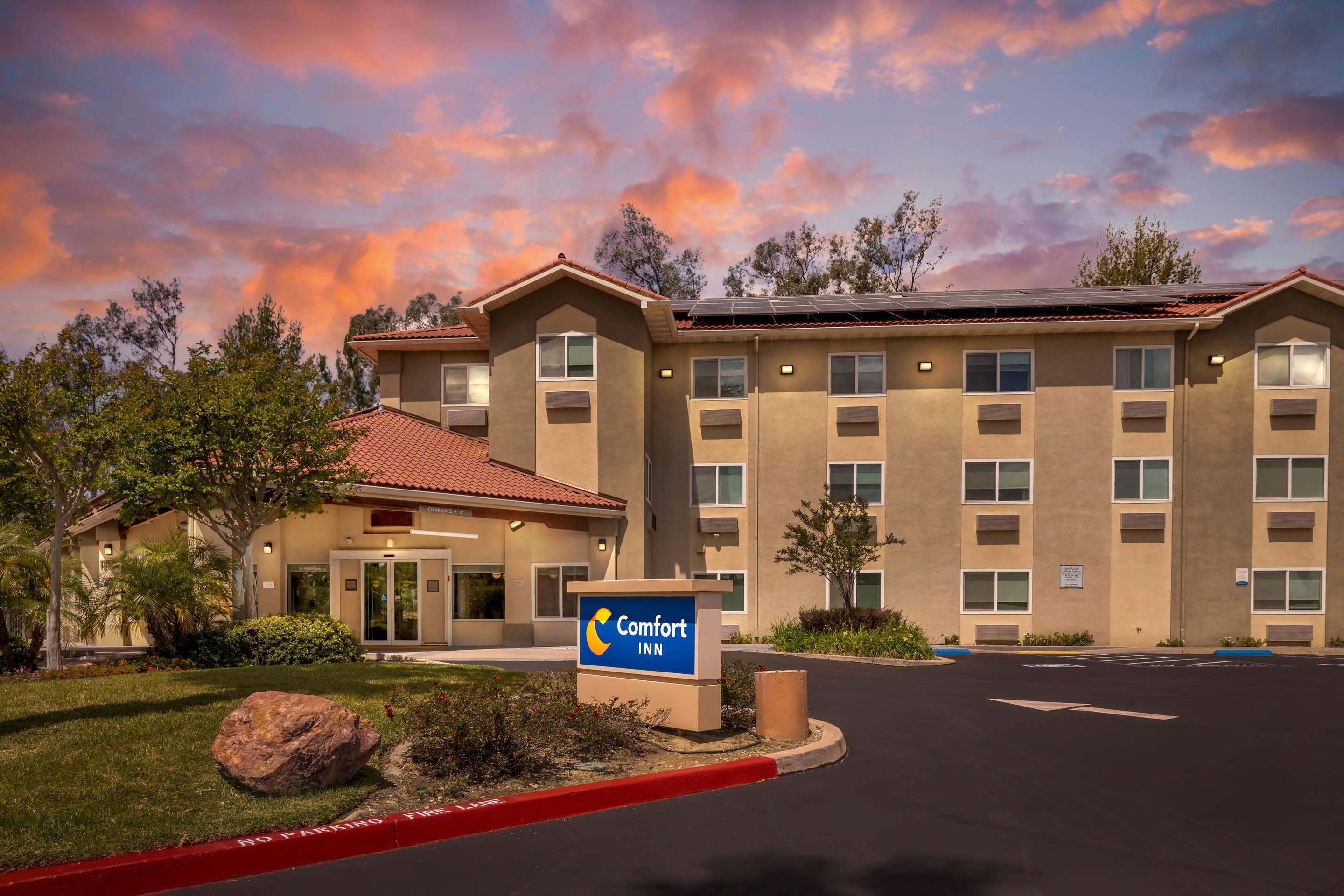 Hotel at night | Comfort Inn Fontana
