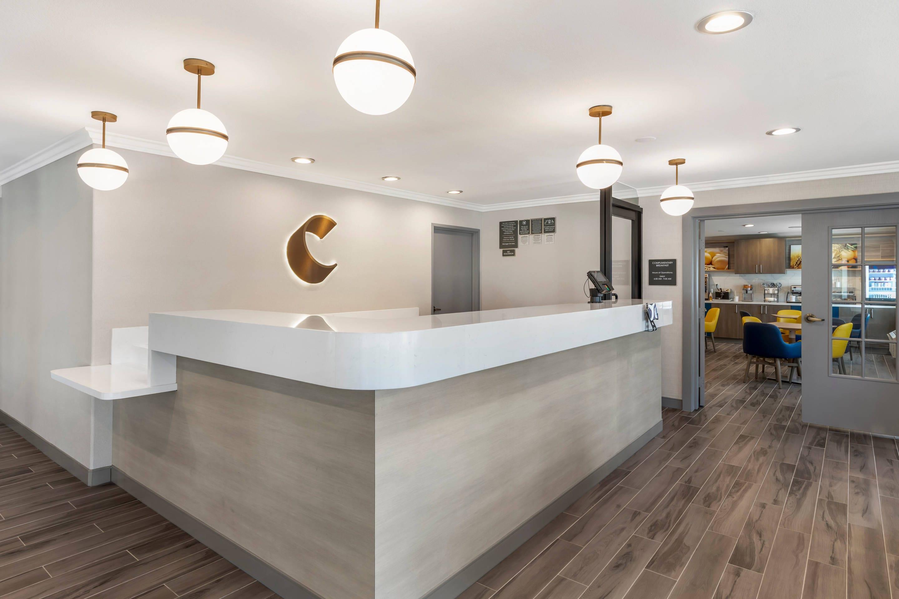 Front desk | Comfort Inn Fontana