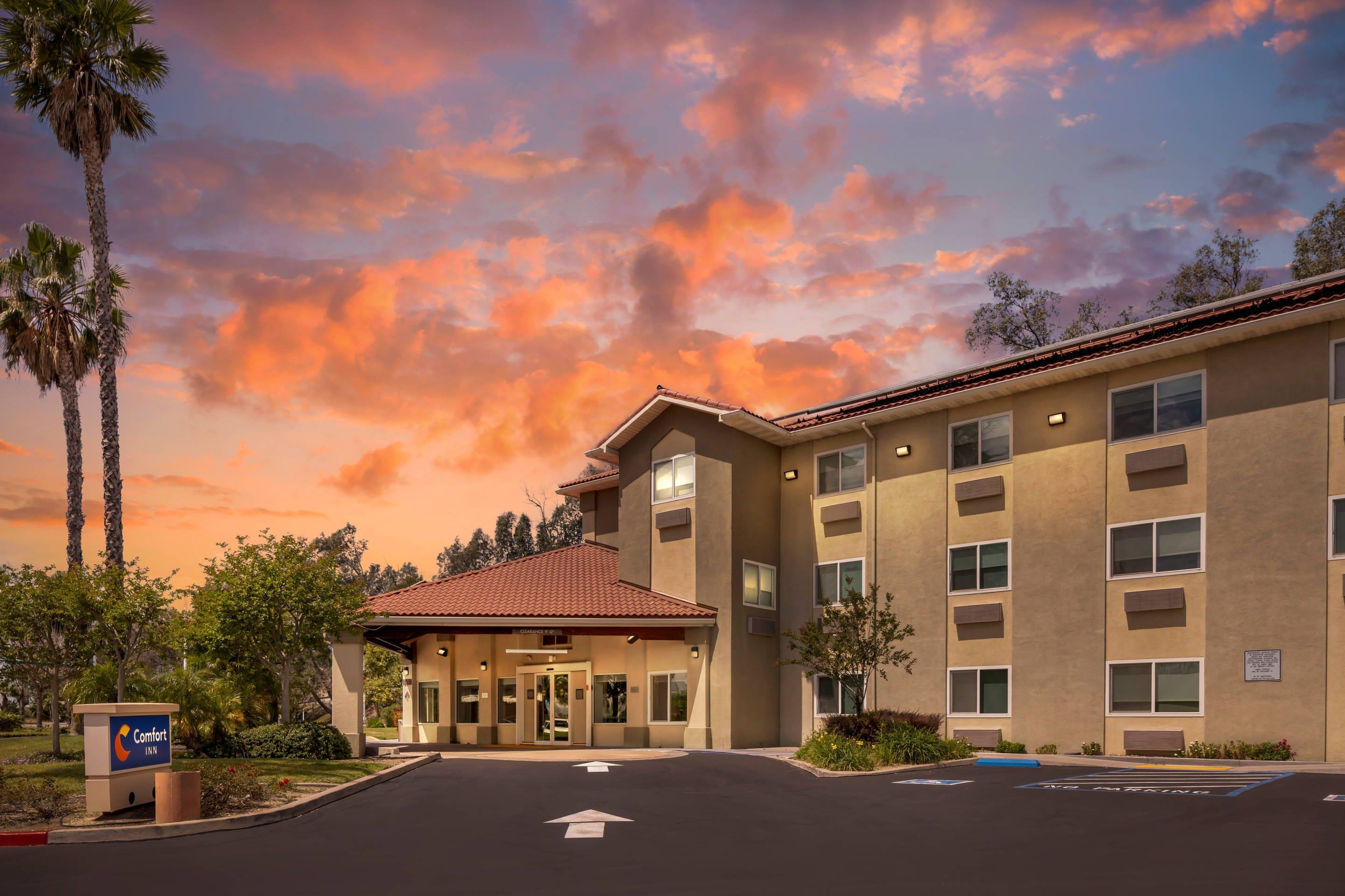 Hotel at night | Comfort Inn Fontana