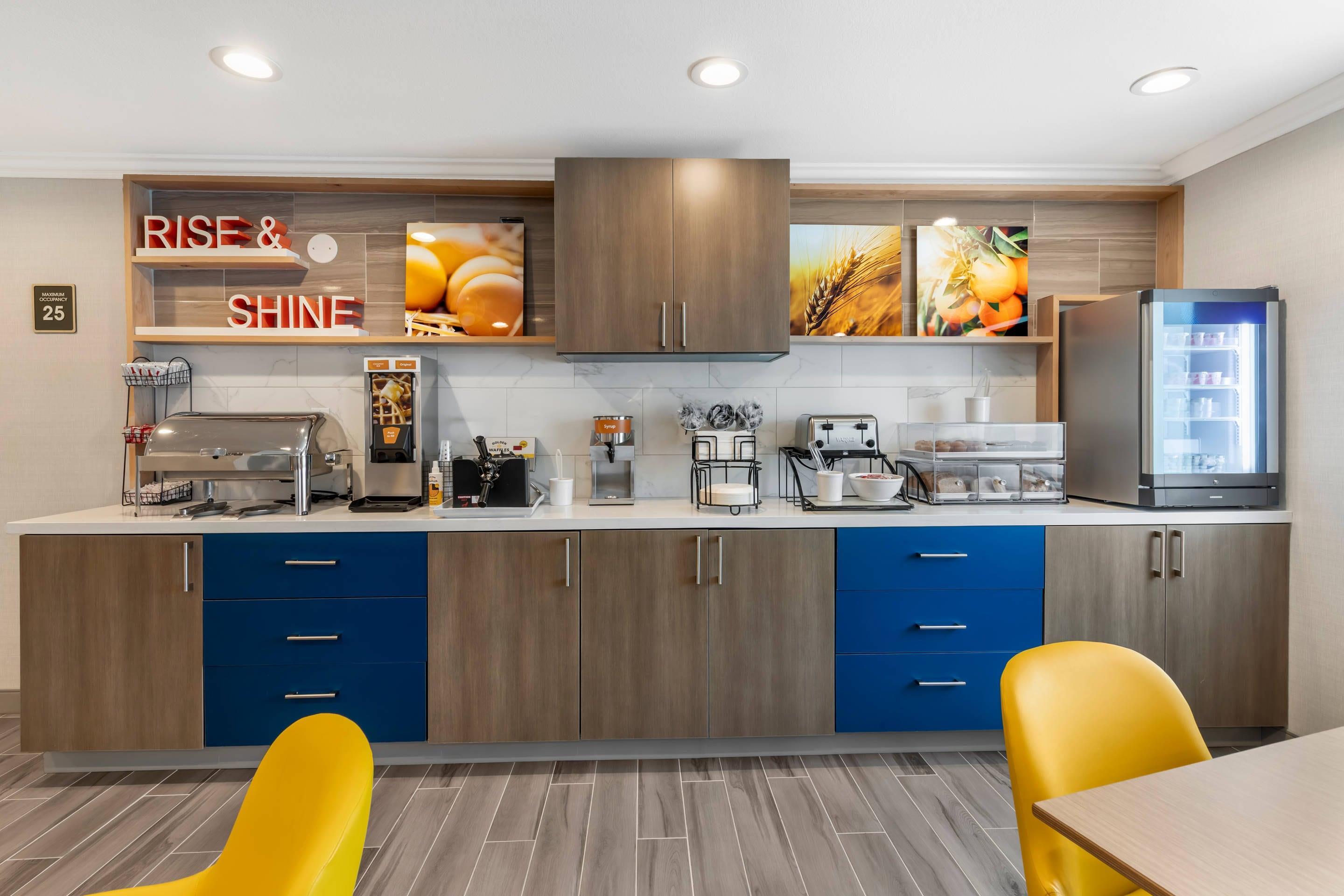 Breakfast area | Comfort Inn Fontana