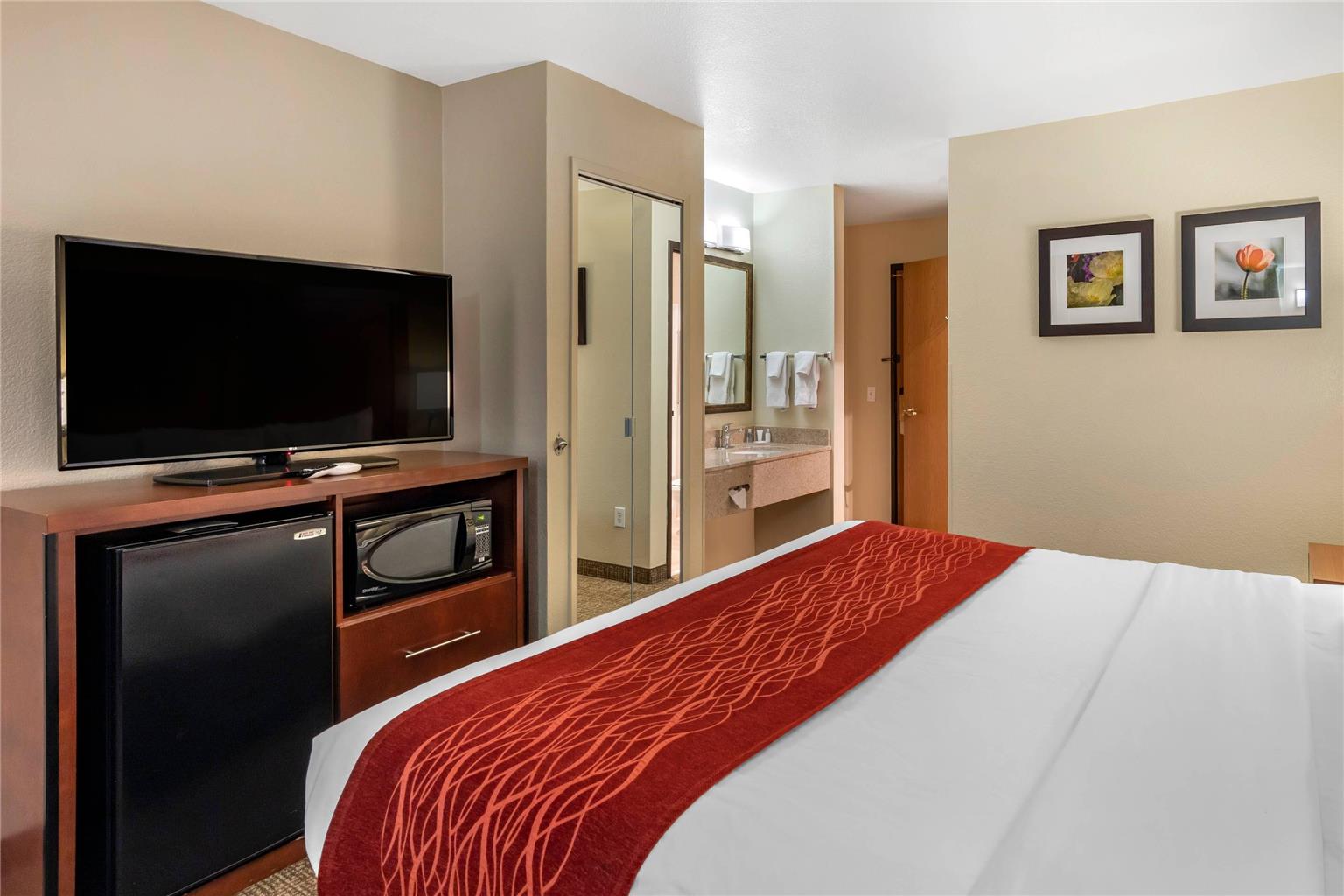 COMFORT INN FONTANA-guestroom-Guest Room,Bathroom,On-Site.jpg
