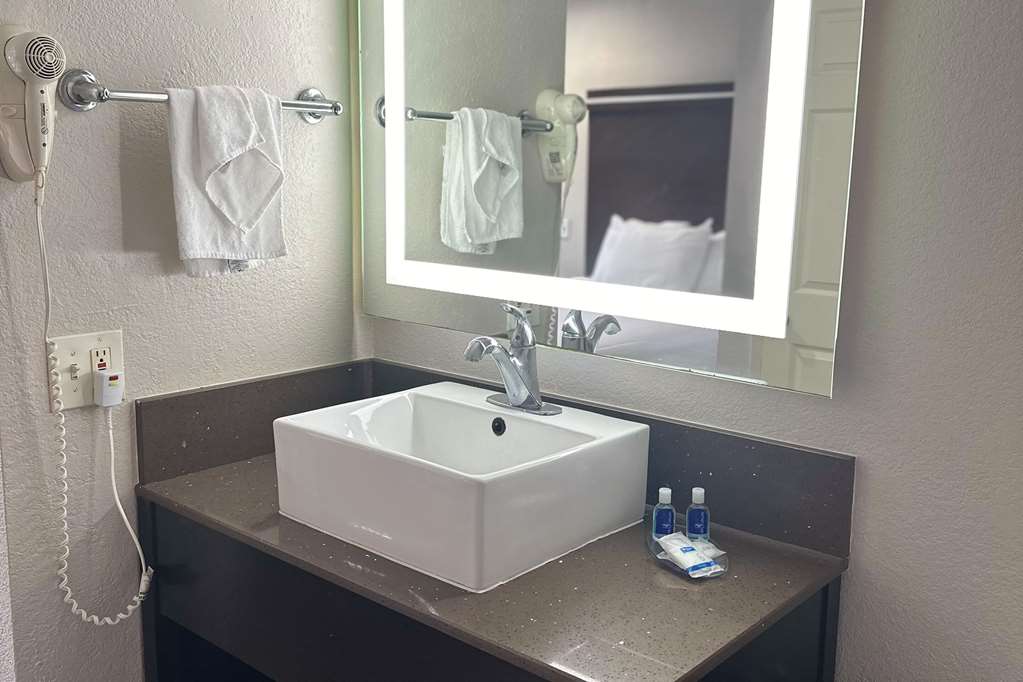 RODEWAY INN NATIONAL CITY SAN DIEGO-guestroom-Guest Room,Bathroom,On-Site.jpg