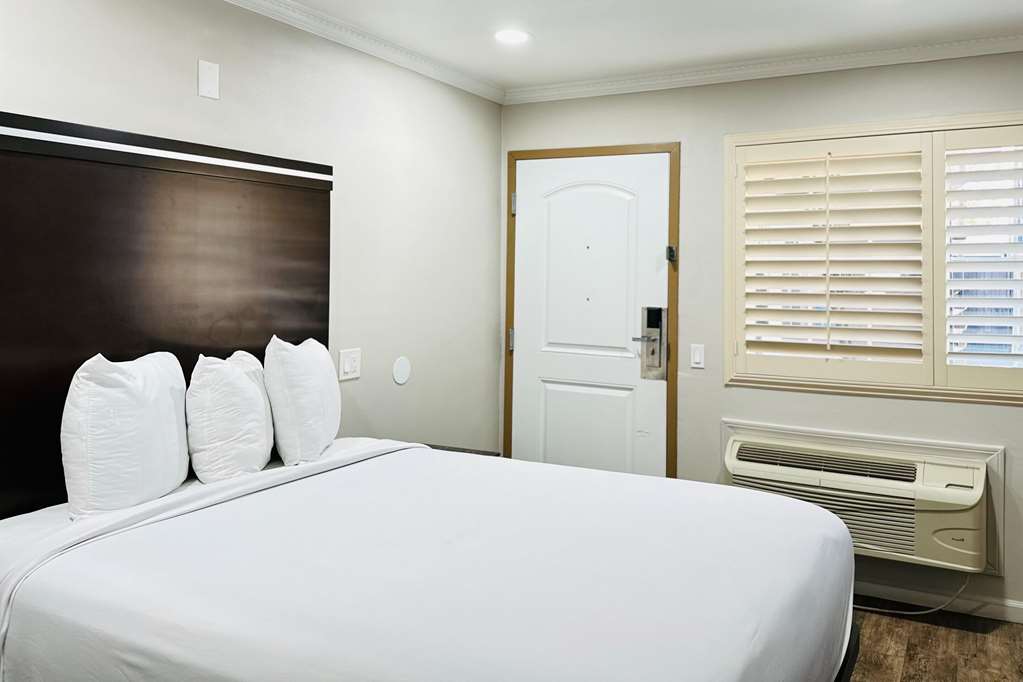 RODEWAY INN LEMON GROVE SAN DIEGO E-guestroom-Guest Room,On-Site.jpg
