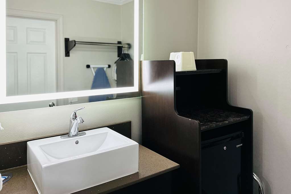 RODEWAY INN LEMON GROVE SAN DIEGO E-guestroom-Guest Room,Bathroom,On-Site.jpg