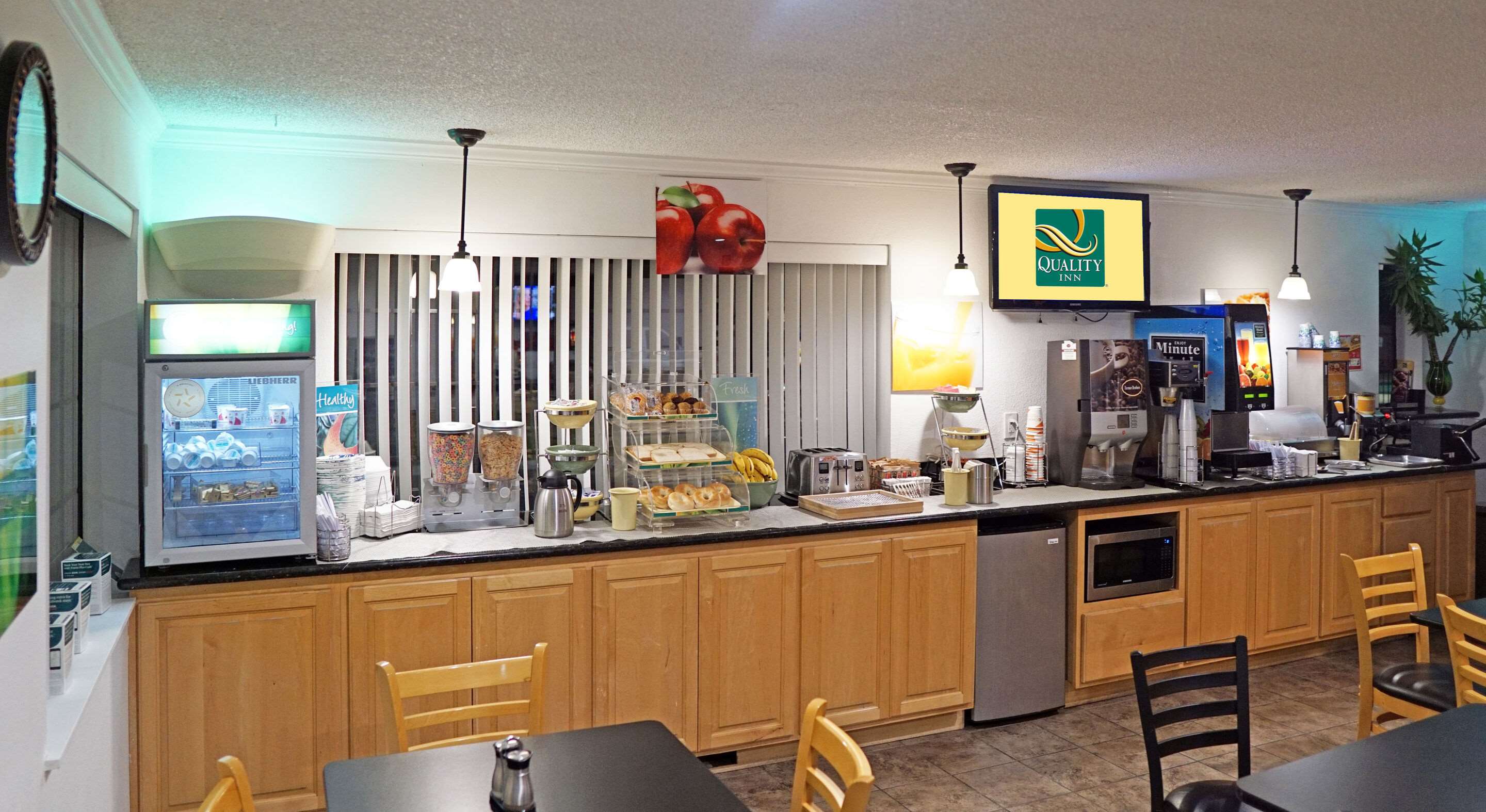 Breakfast area | Quality Inn Near Fort Hunter Liggett