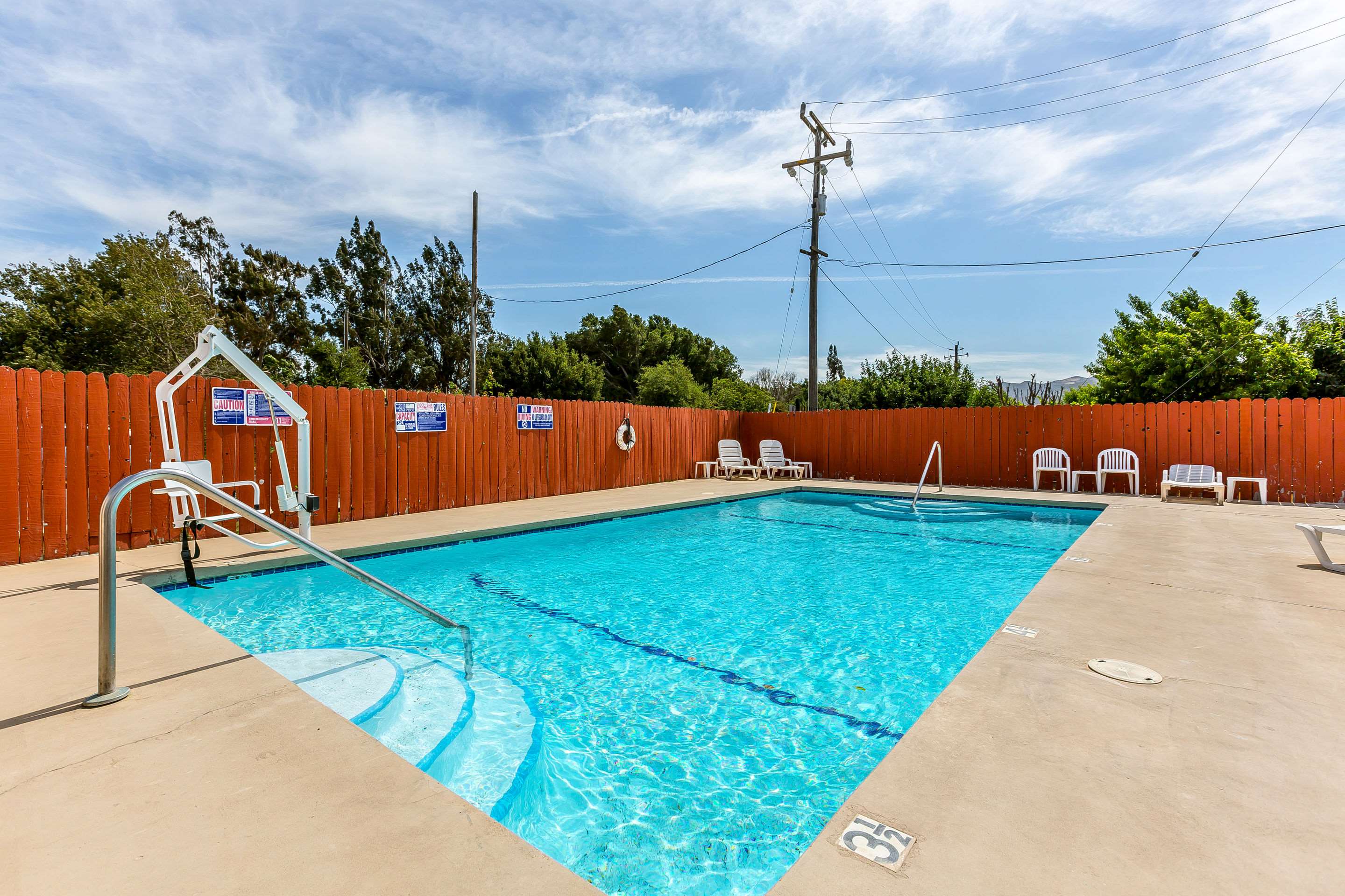 Outdoor pool | Quality Inn Near Fort Hunter Liggett