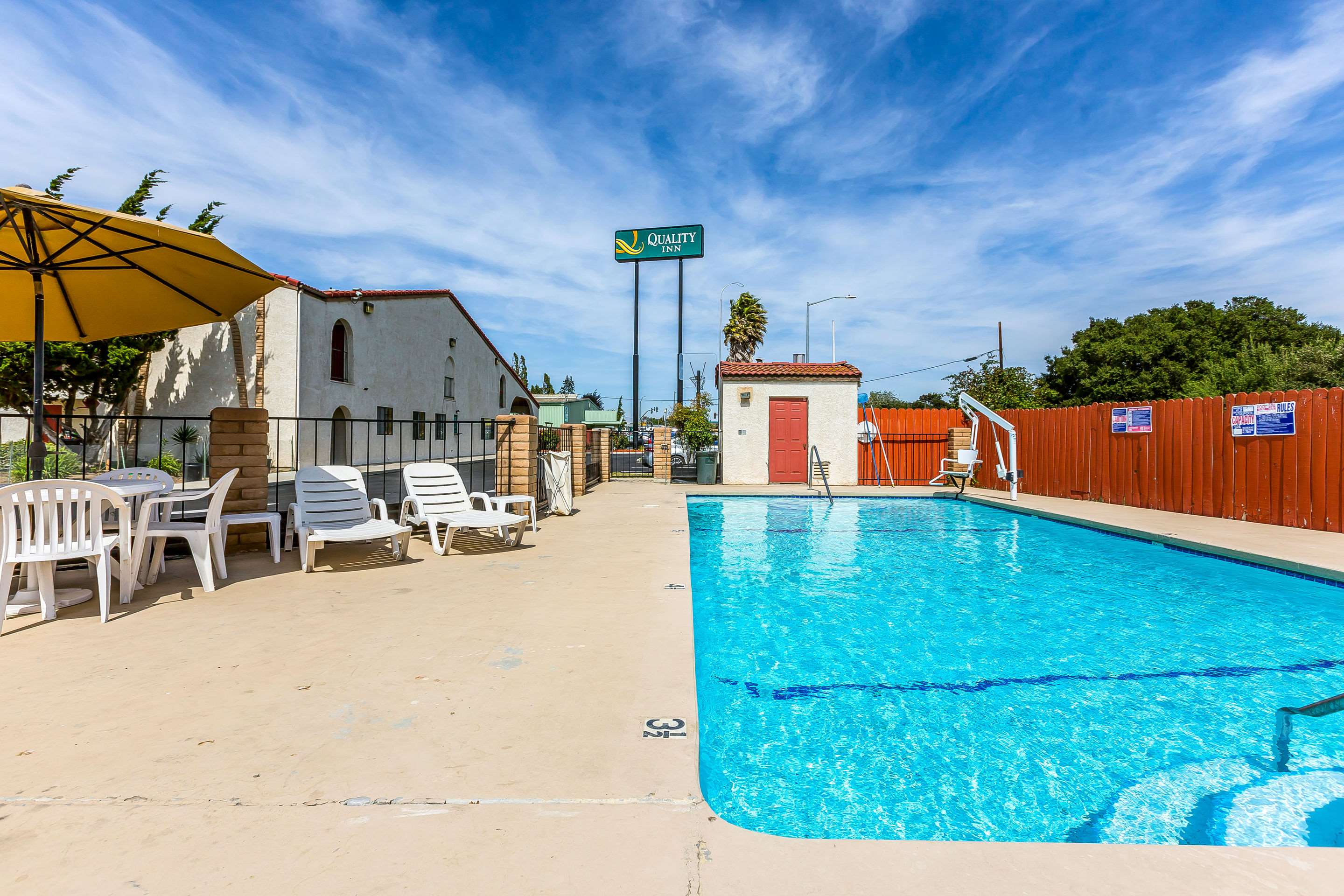 Outdoor pool | Quality Inn Near Fort Hunter Liggett