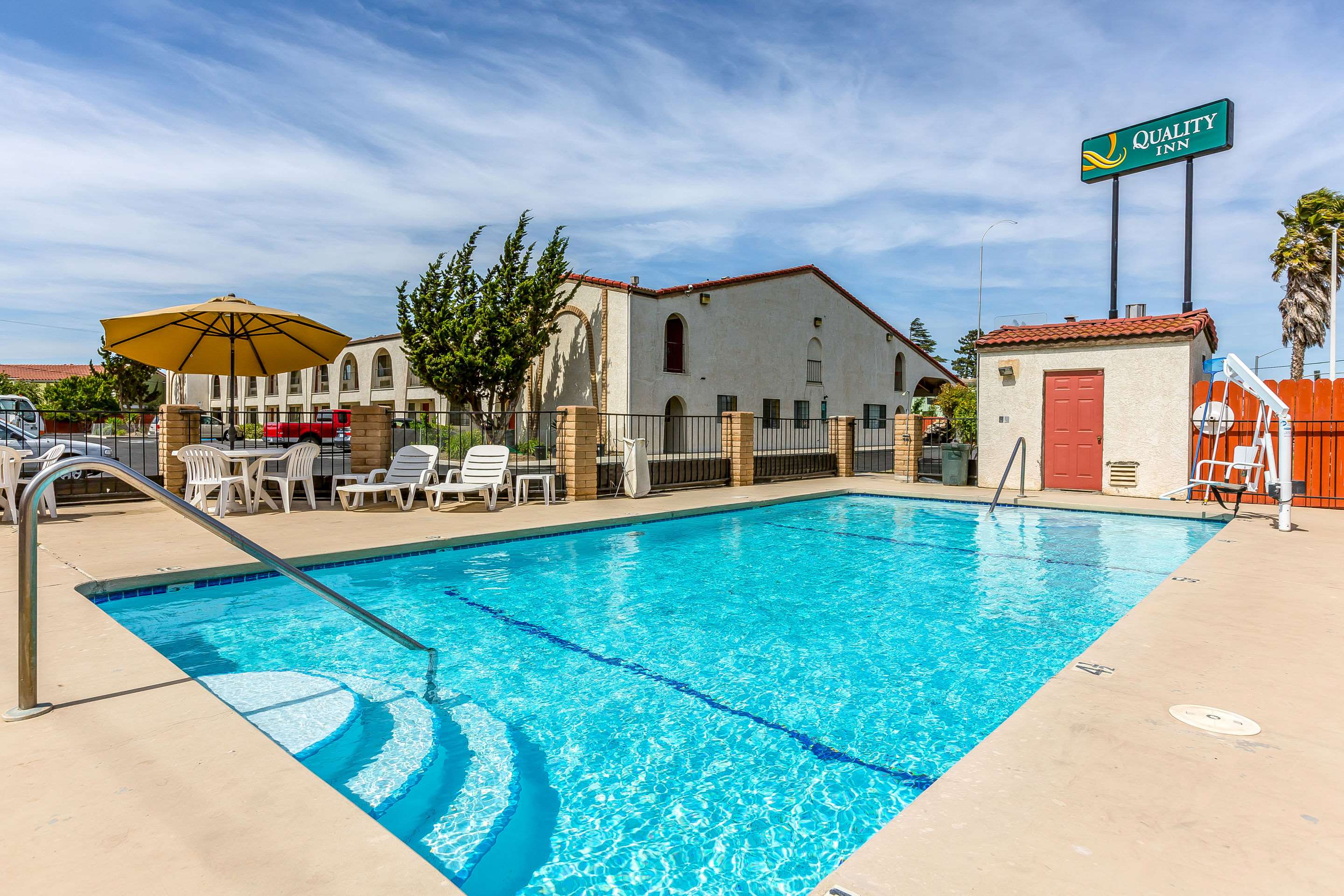 Outdoor pool | Quality Inn Near Fort Hunter Liggett