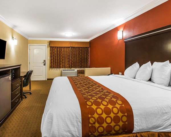 Suite - Rodeway Inn & Suites Corona - CA 91, Exit 48