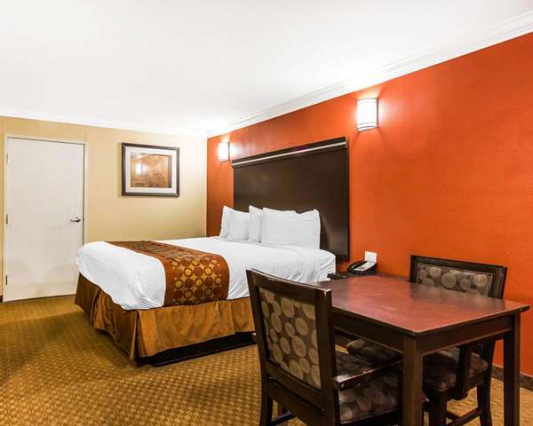  - Rodeway Inn & Suites Corona - CA 91, Exit 48