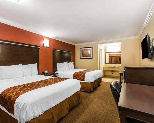  - Rodeway Inn & Suites Corona - CA 91, Exit 48