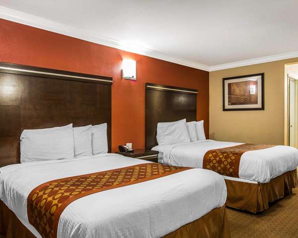  - Rodeway Inn & Suites Corona - CA 91, Exit 48