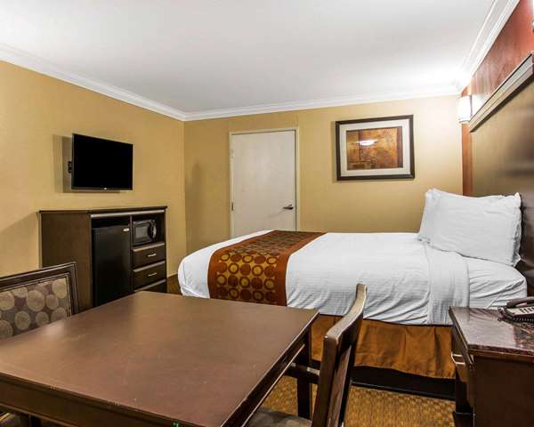  - Rodeway Inn & Suites Corona - CA 91, Exit 48