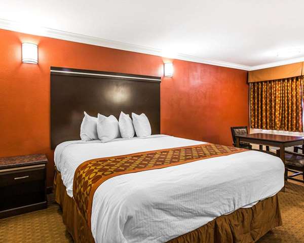  - Rodeway Inn & Suites Corona - CA 91, Exit 48