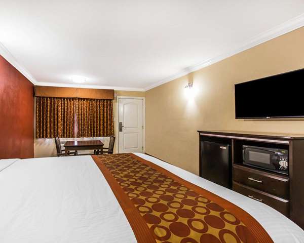  - Rodeway Inn & Suites Corona - CA 91, Exit 48
