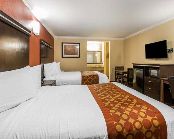  - Rodeway Inn & Suites Corona - CA 91, Exit 48