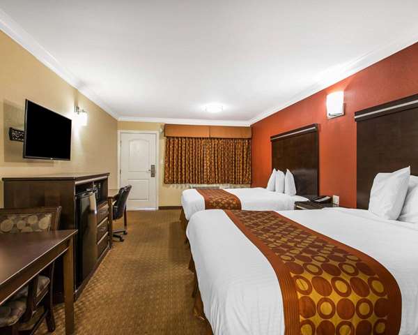  - Rodeway Inn & Suites Corona - CA 91, Exit 48
