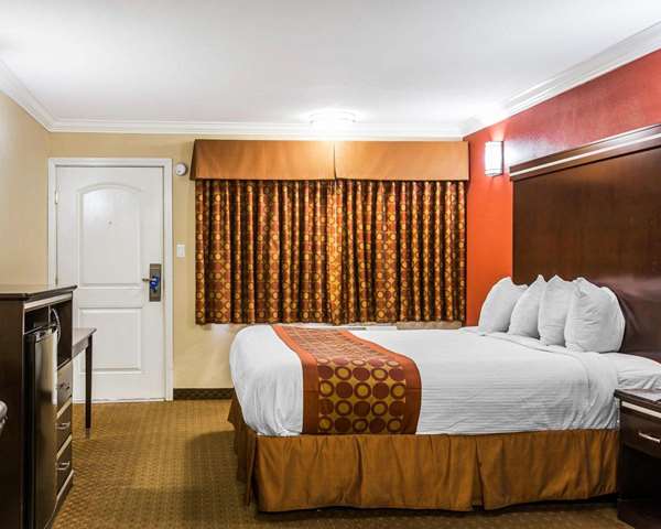 Suite - Rodeway Inn & Suites Corona - CA 91, Exit 48