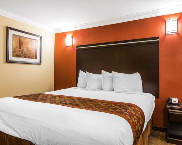  - Rodeway Inn & Suites Corona - CA 91, Exit 48