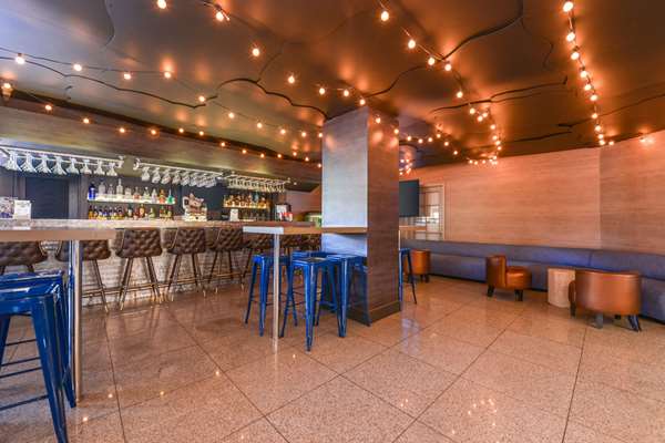 Bar - Quality Inn & Suites Montebello - I-5, Exit 126