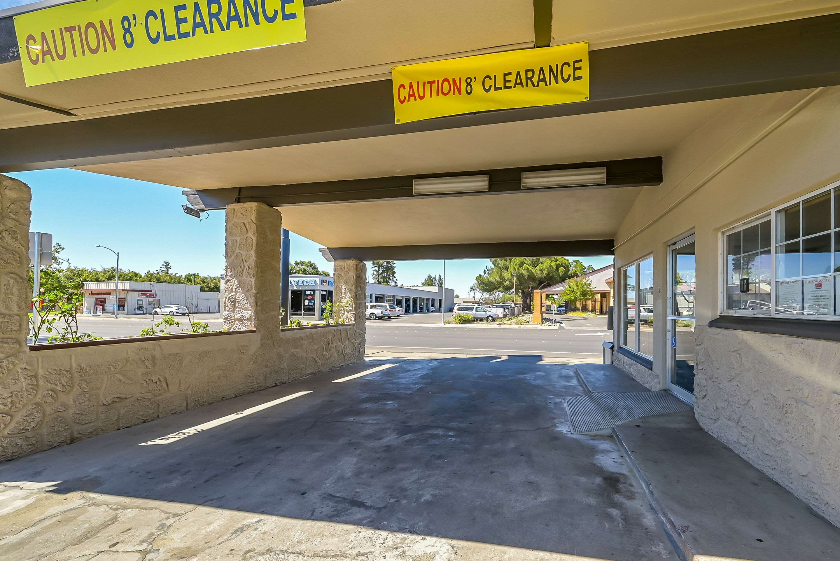 Hotel entrance | Econo Lodge Woodland near I-5